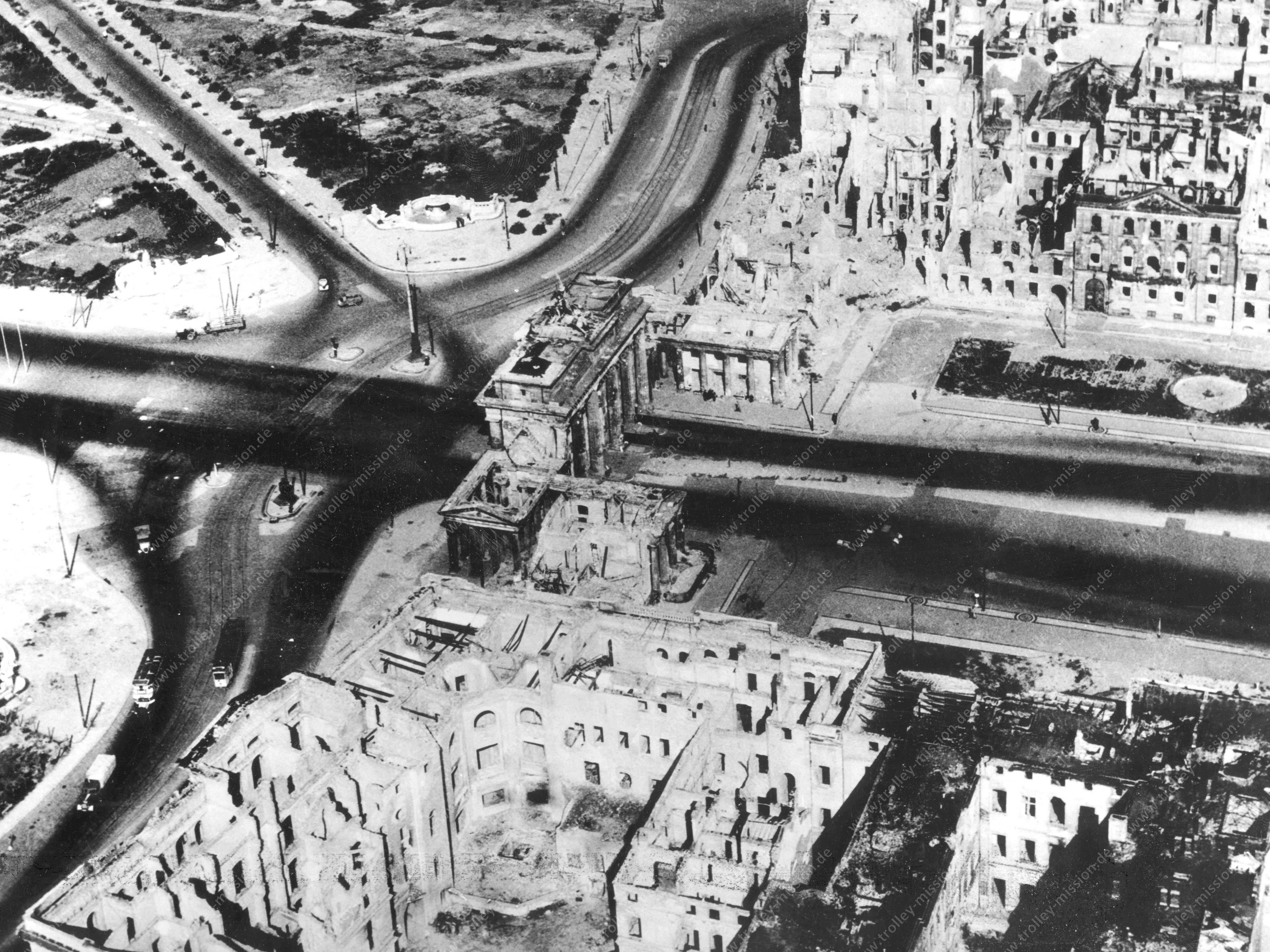 Luftaufnahme Brandenburger Tor und Pariser Platz sowie Hindenburgplatz nach dem Zweiten Weltkrieg