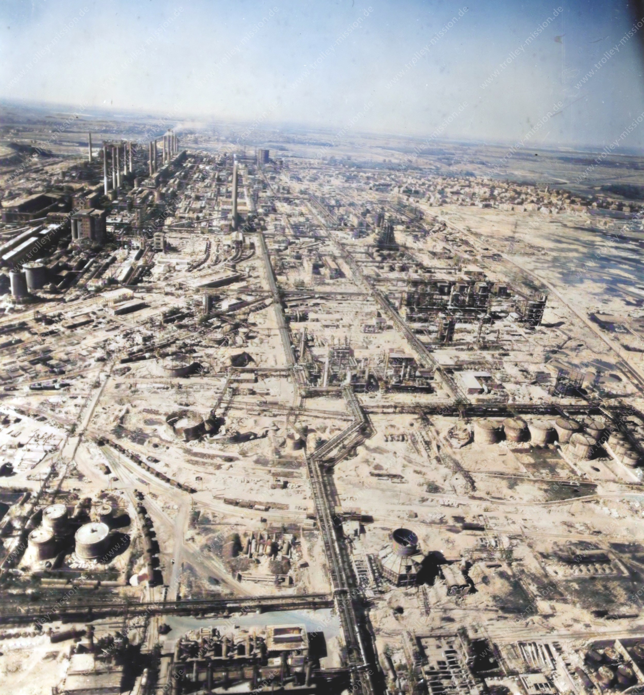 Krieg in Farbe - Leuna-Werke Merseburg - Luftbild der Hydrierwerke nach den Luftangriffen