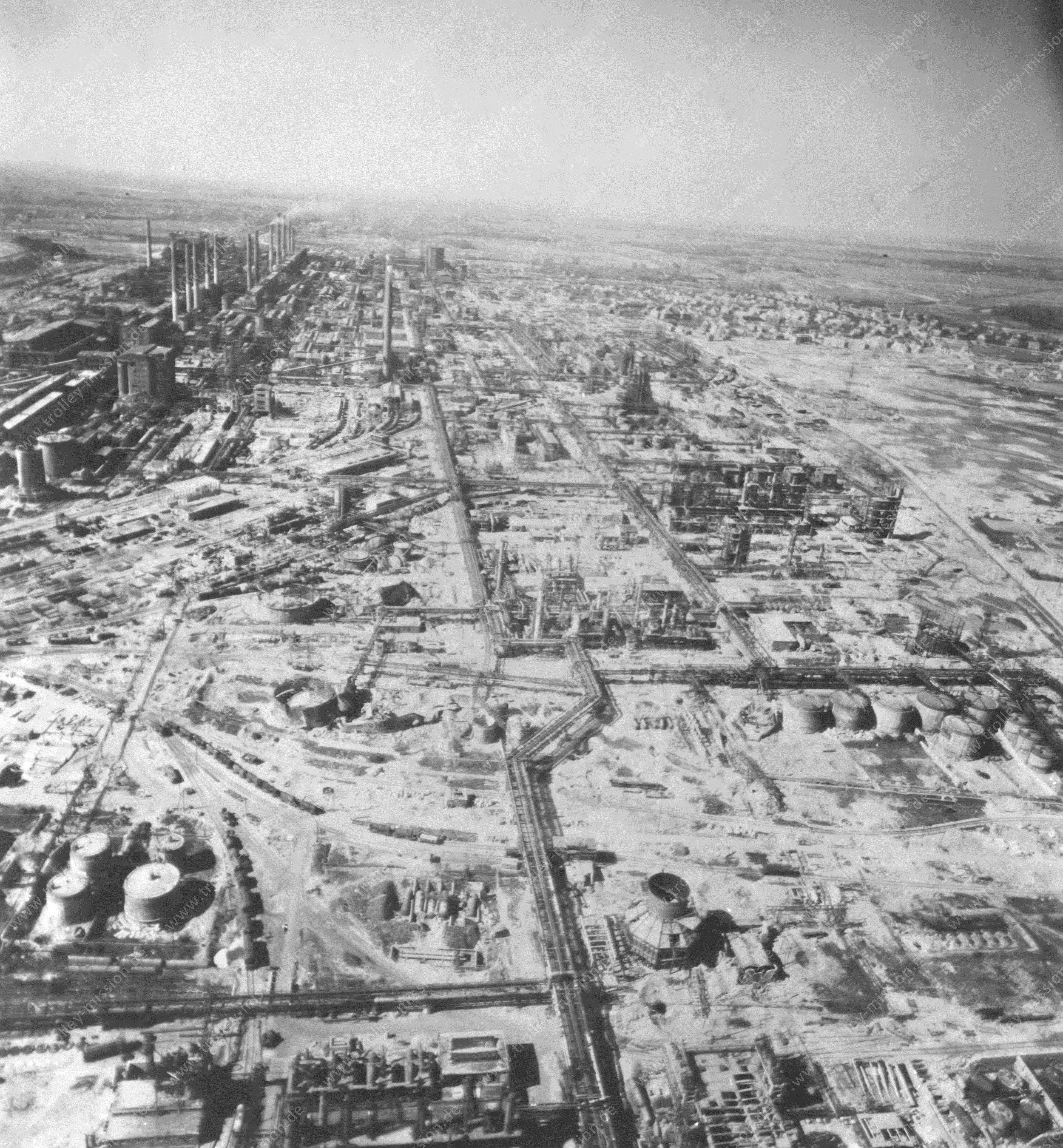 Leuna-Werke Merseburg - Luftbild der Hydrierwerke nach den Luftangriffen