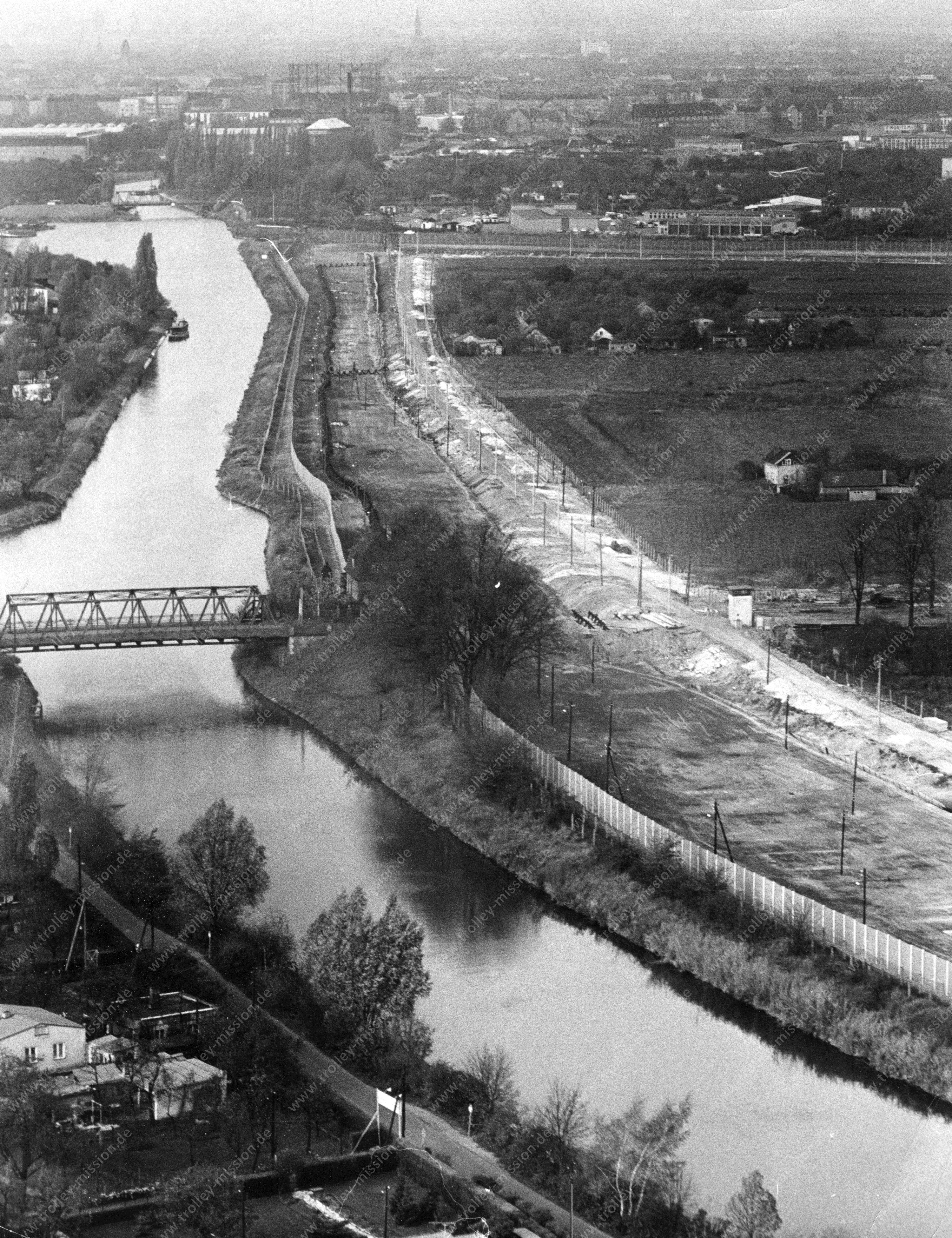 Luftbild Alte Späthbrücke mit Grenze zwischen Ost-Berlin und West-Berlin am Teltowkanal vom 6. November 1967