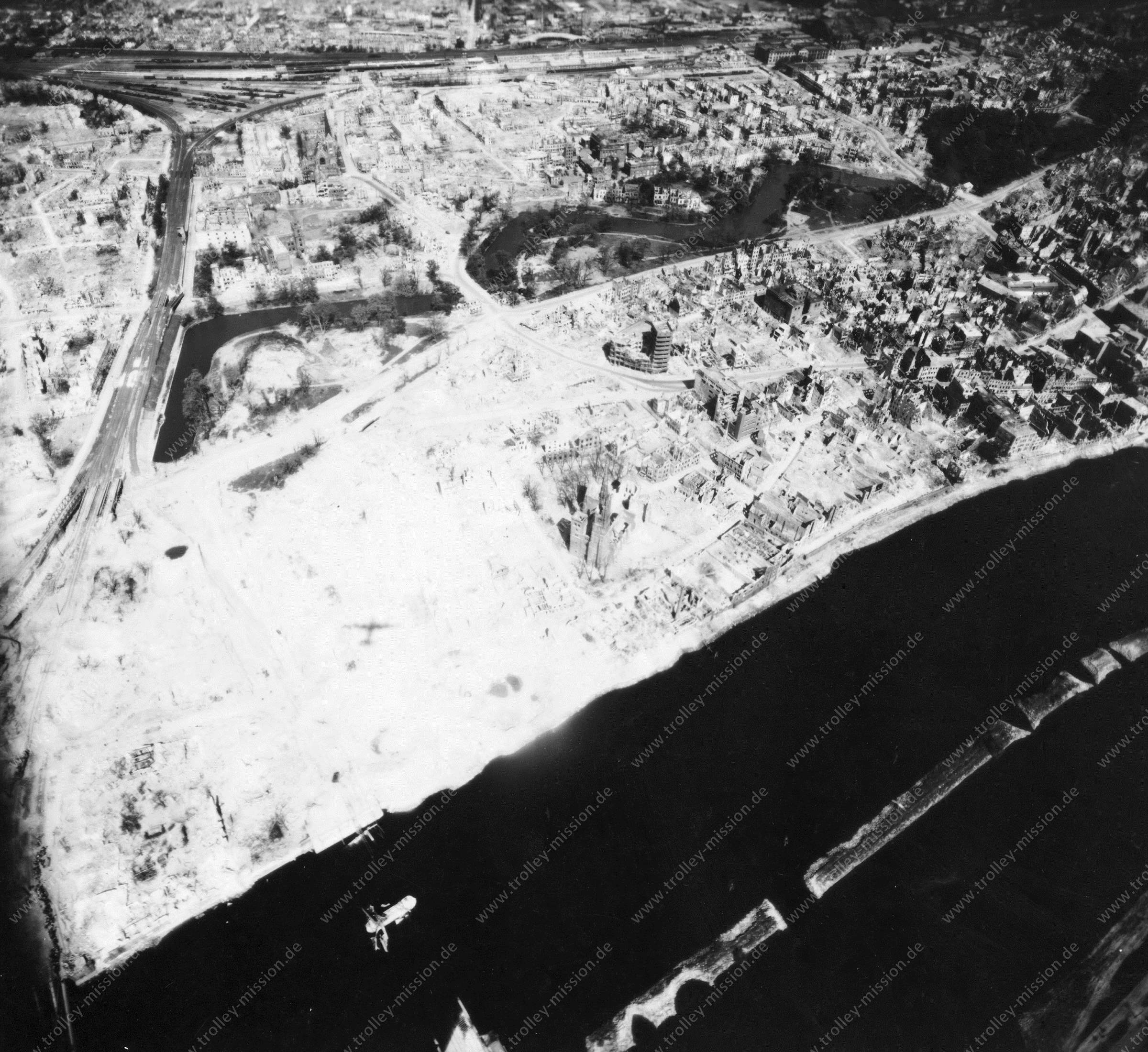 Luftaufnahme Bremen 1945 – Bürgermeister-Smidt-Brücke – Stephanibrücke – Kaufhaus Bamberger – Bremer Altstadt