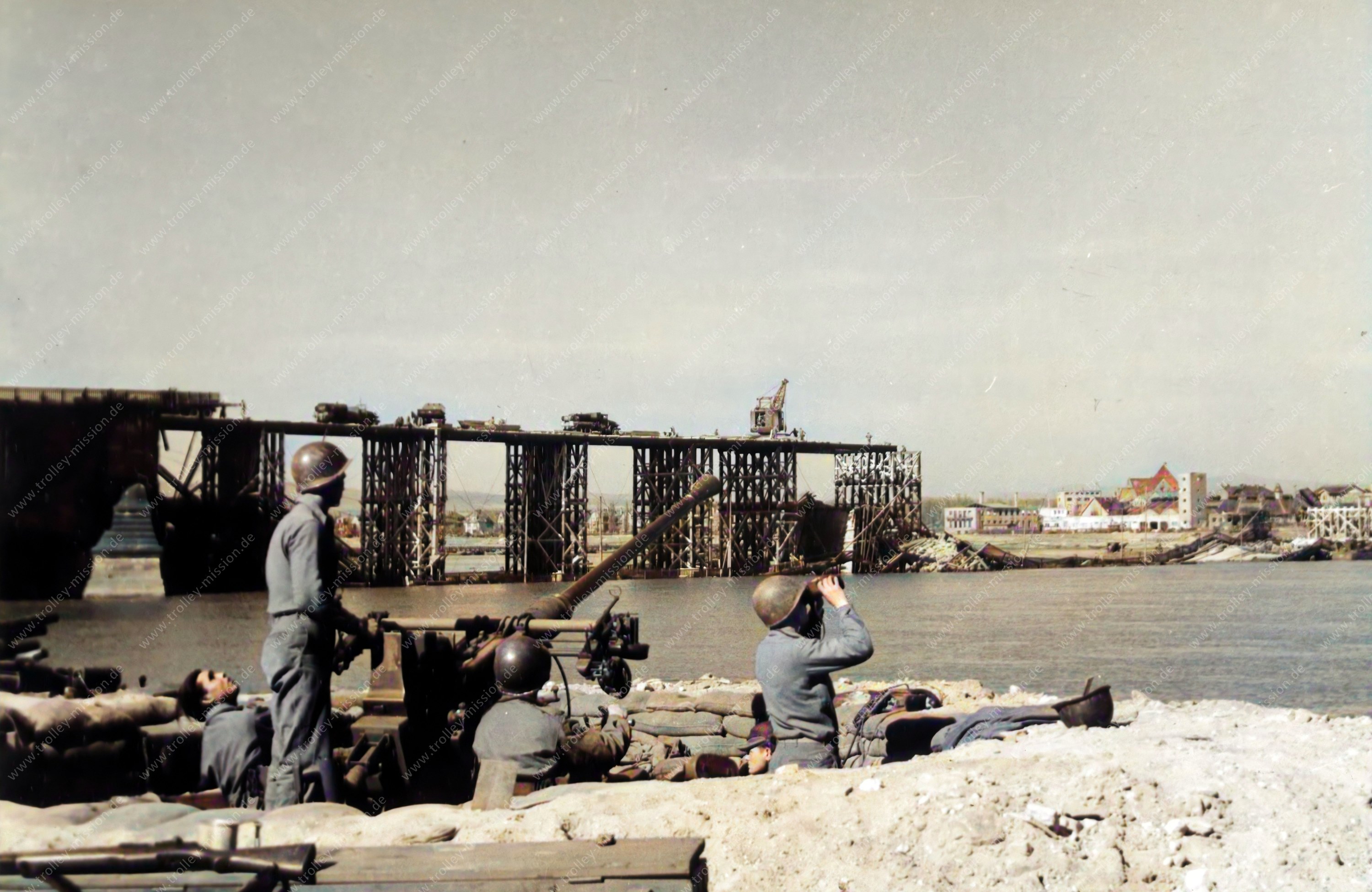 Historisches Foto aus dem Zweiten Weltkrieg von der Rheinbrücke in Mainz-Kastel