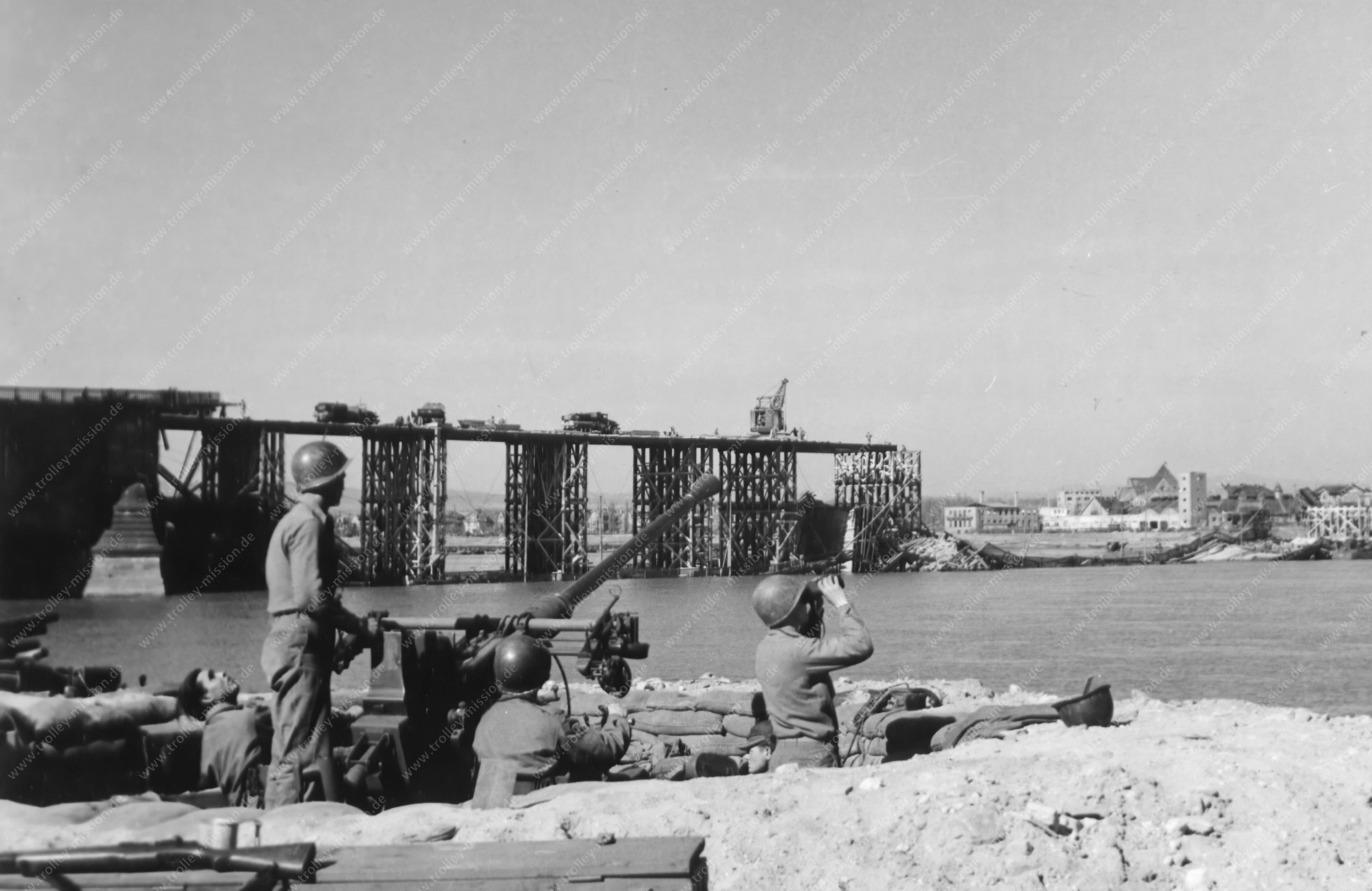 Flakstellung der US Armee vor der alten Rheinbrücke (Theodor-Heuss-Brücke) zwischen der Mainzer Altstadt und Mainz-Kastel