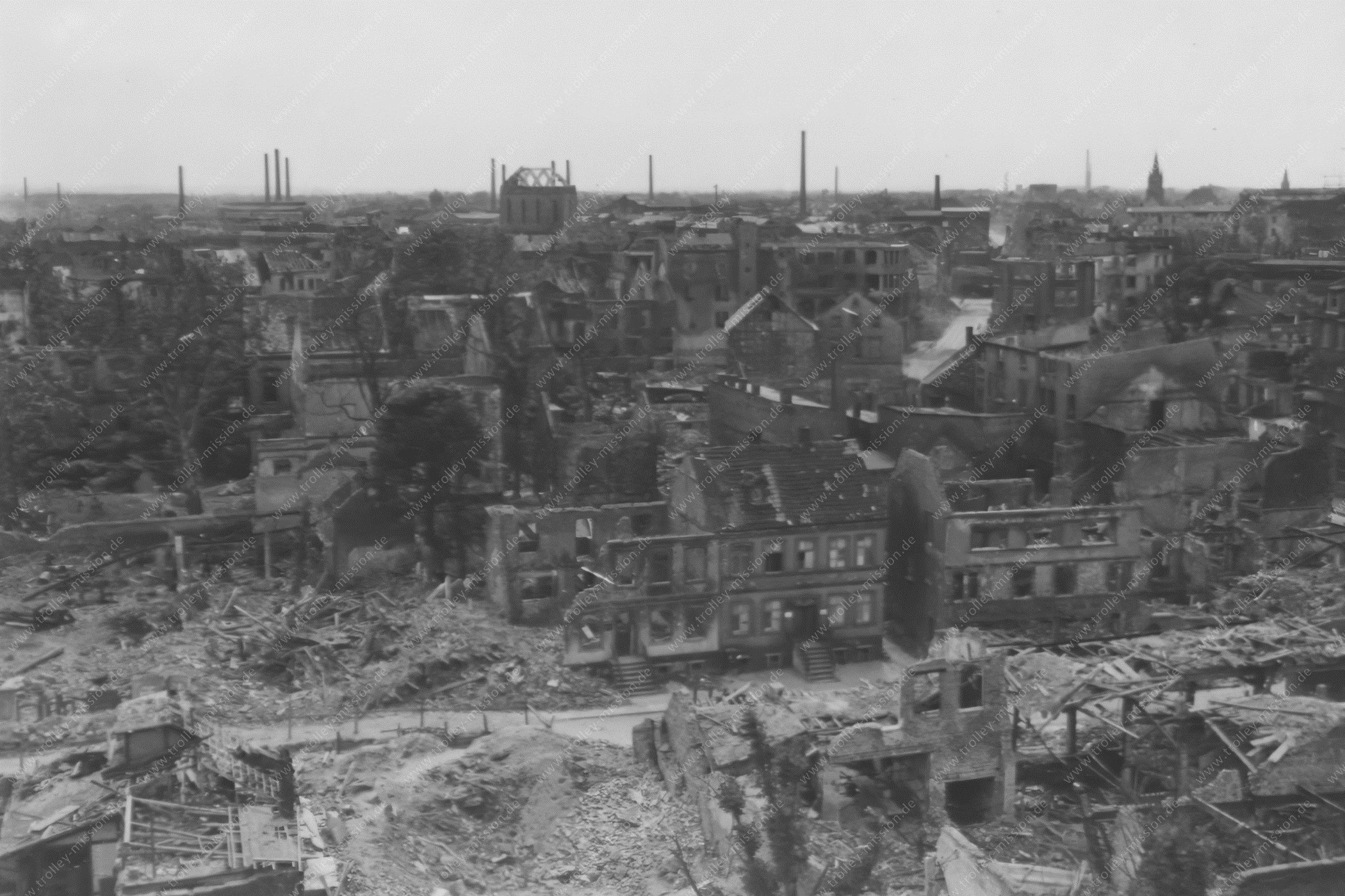 Originale Schwarzweiß-Aufnahme 1945: Hamm Trümmer und Ruinen in der Straße am Stadtbad