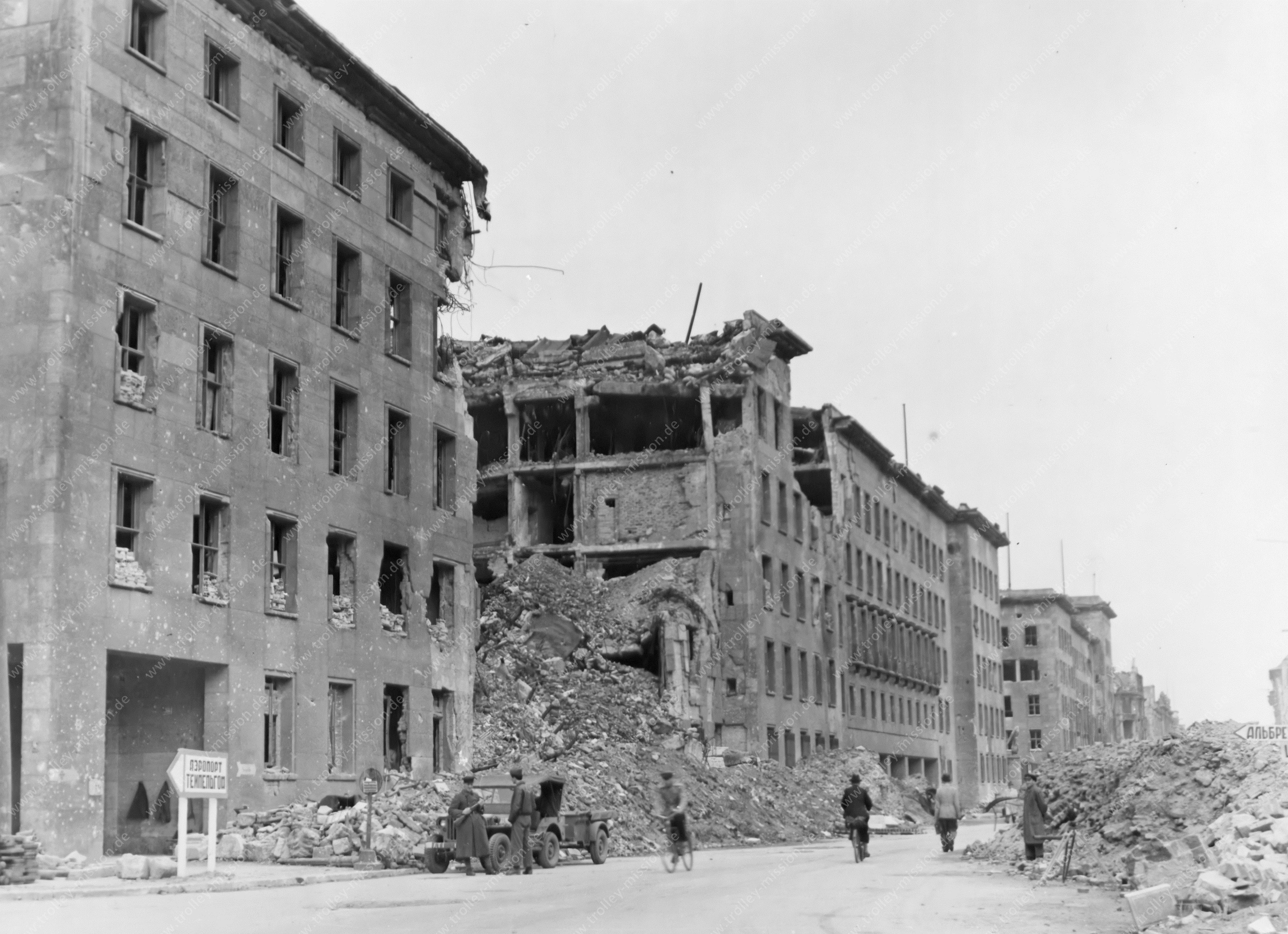 Reichsluftfahrtministerium in der Wilhelmstraße an der Ecke zur Niederkirchnerstraße (Prinz-Albrecht-Straße) in Berlin 1945