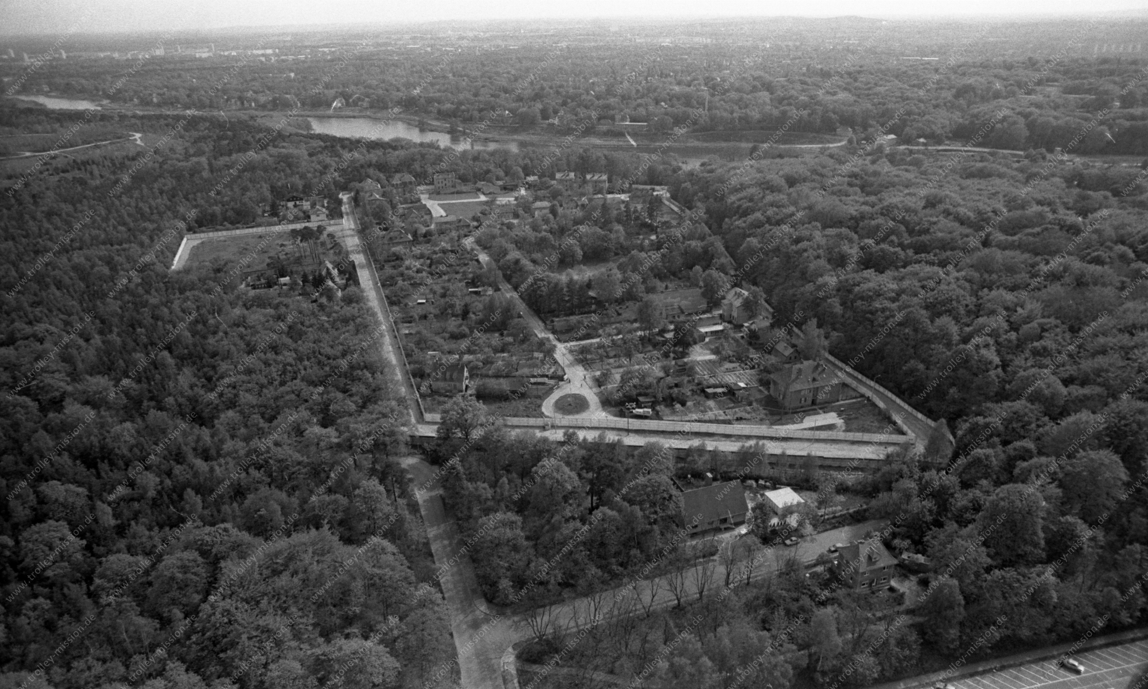 Luftaufnahme von Klein Glienicke der Ost-Enklave im Westen (Blinddarm der DDR) an der Königsstraße vom 12. Mai 1982