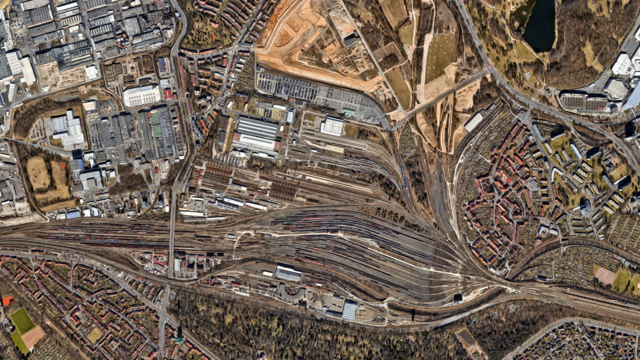 Eine Rekonstruktion mit heutigen Satellitenbildansichten von „Google Maps“ oder „Google Earth“ fällt schwer, da bis auf den groben Verlauf der Bahngleise keine Vergleichsmöglichkeit mehr existiert.