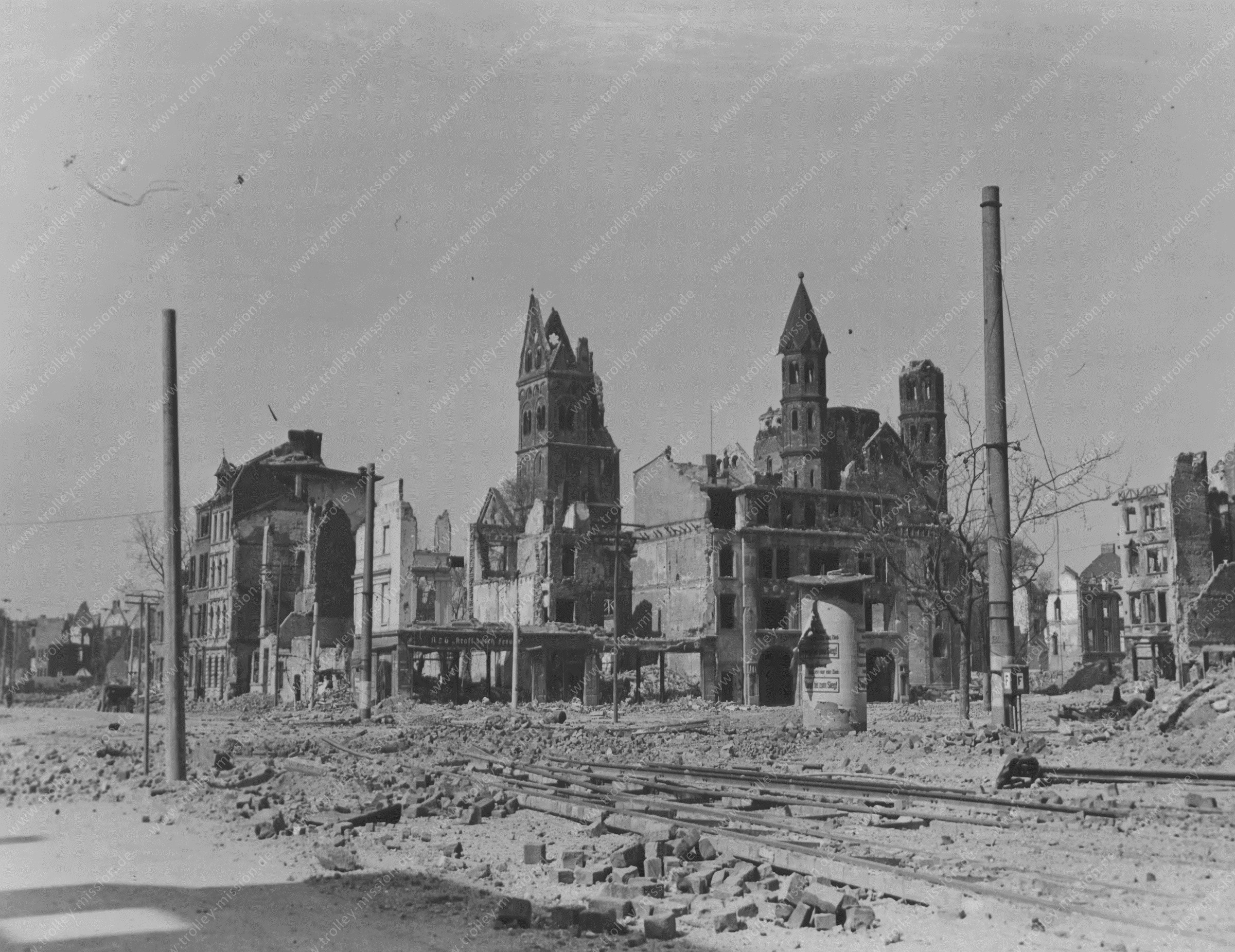 Kriegsbilder Basilika Sankt Aposteln am Neumarkt Köln - Einmarsch US-amerikanischer Soldaten