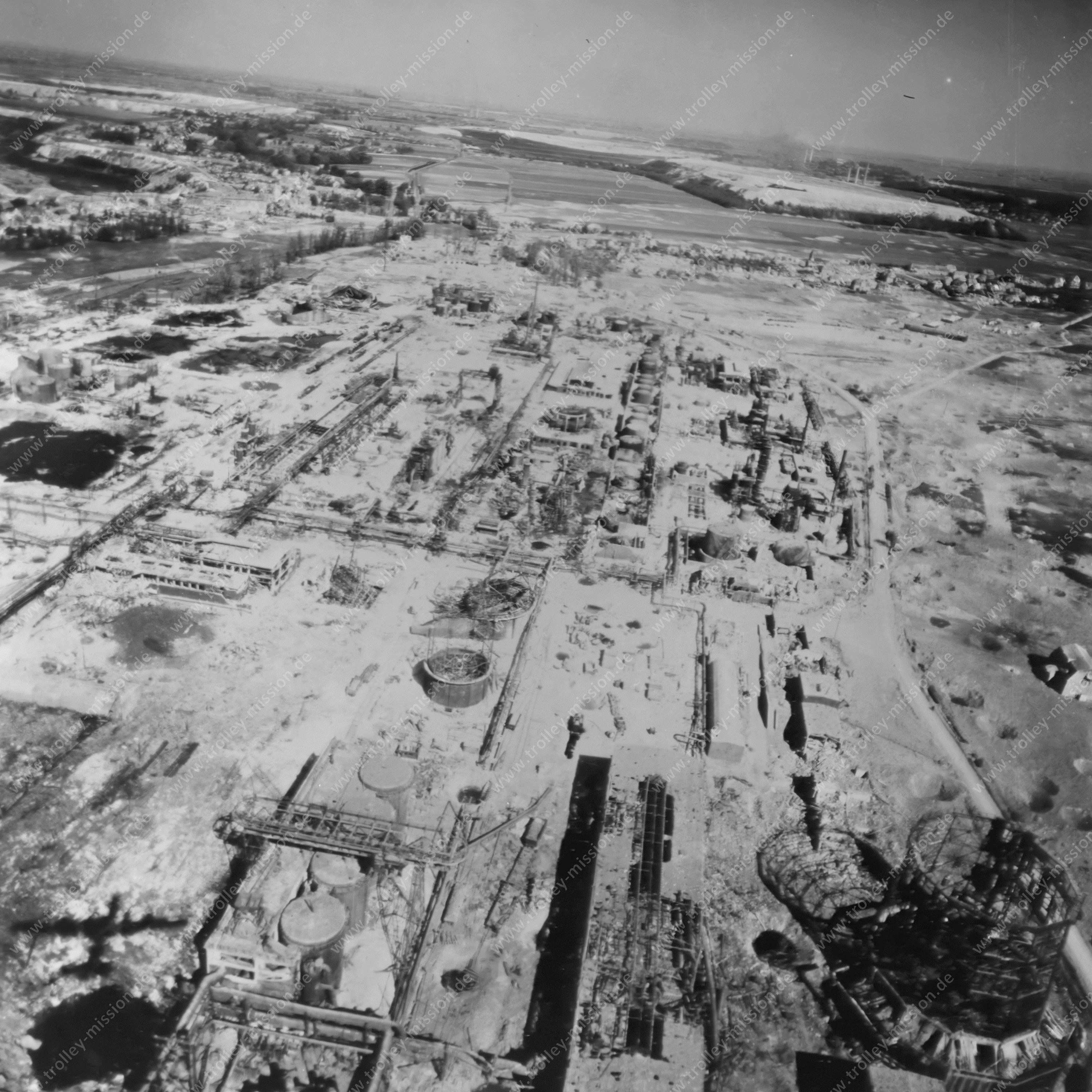 Luftaufnahme 1945 - Mineralölwerk Lützkendorf in Krumpa