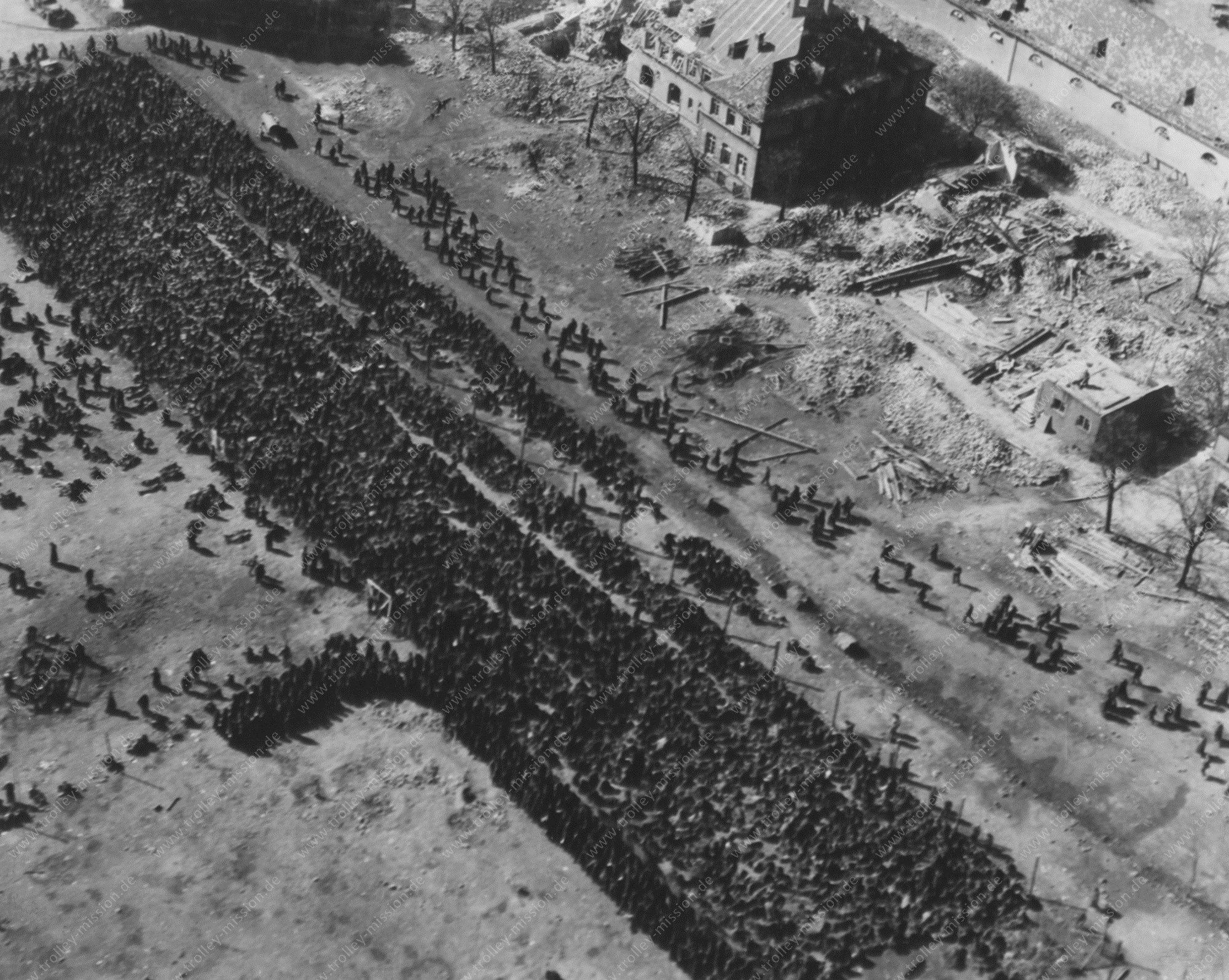 Luftaufnahme des Kriegsgefangenenlagers auf dem Gelände der Prinz-Carl-Kaserne in Worms 1945