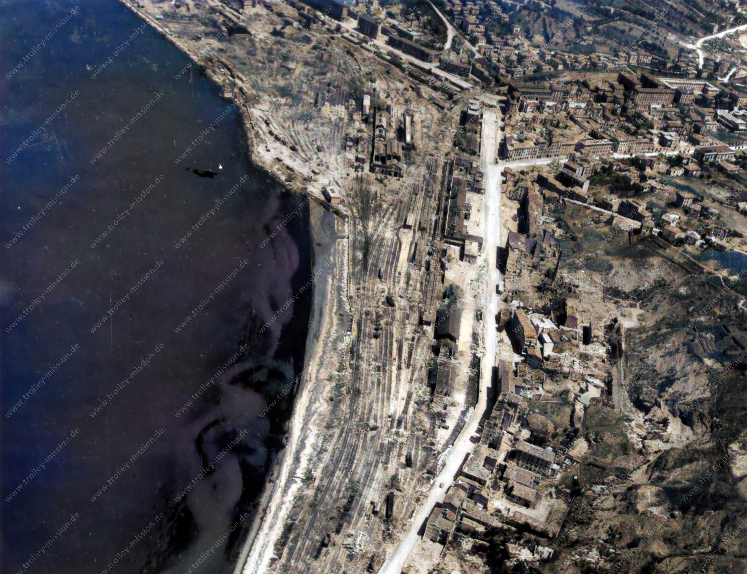 Das Luftbild zeigt die italienische Hafenstadt Ancona und zwar den bombardierten Rangierbahnhof entlang der Via Flaminia.
