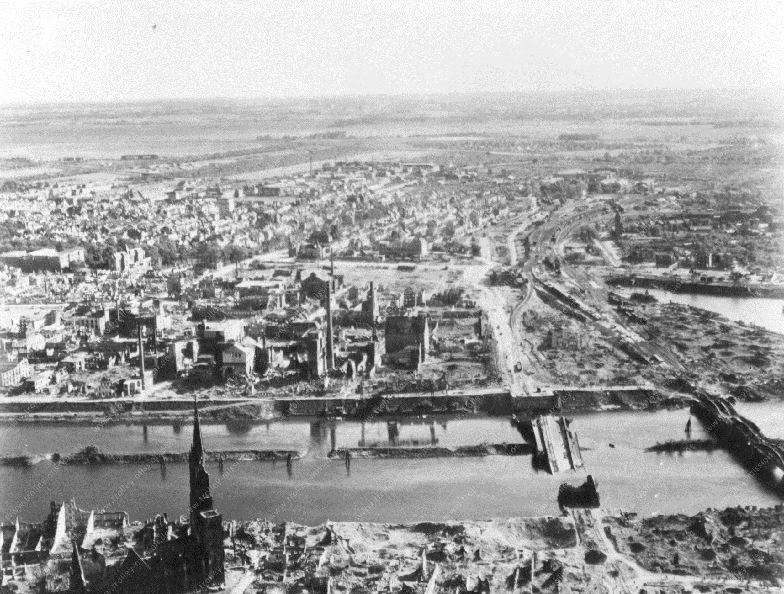Luftbild Bremen 1945 - Kirche St. Stephani und Stephanibrücke sowie Eisenbahnbrücke über die Weser und Hohentorshafen