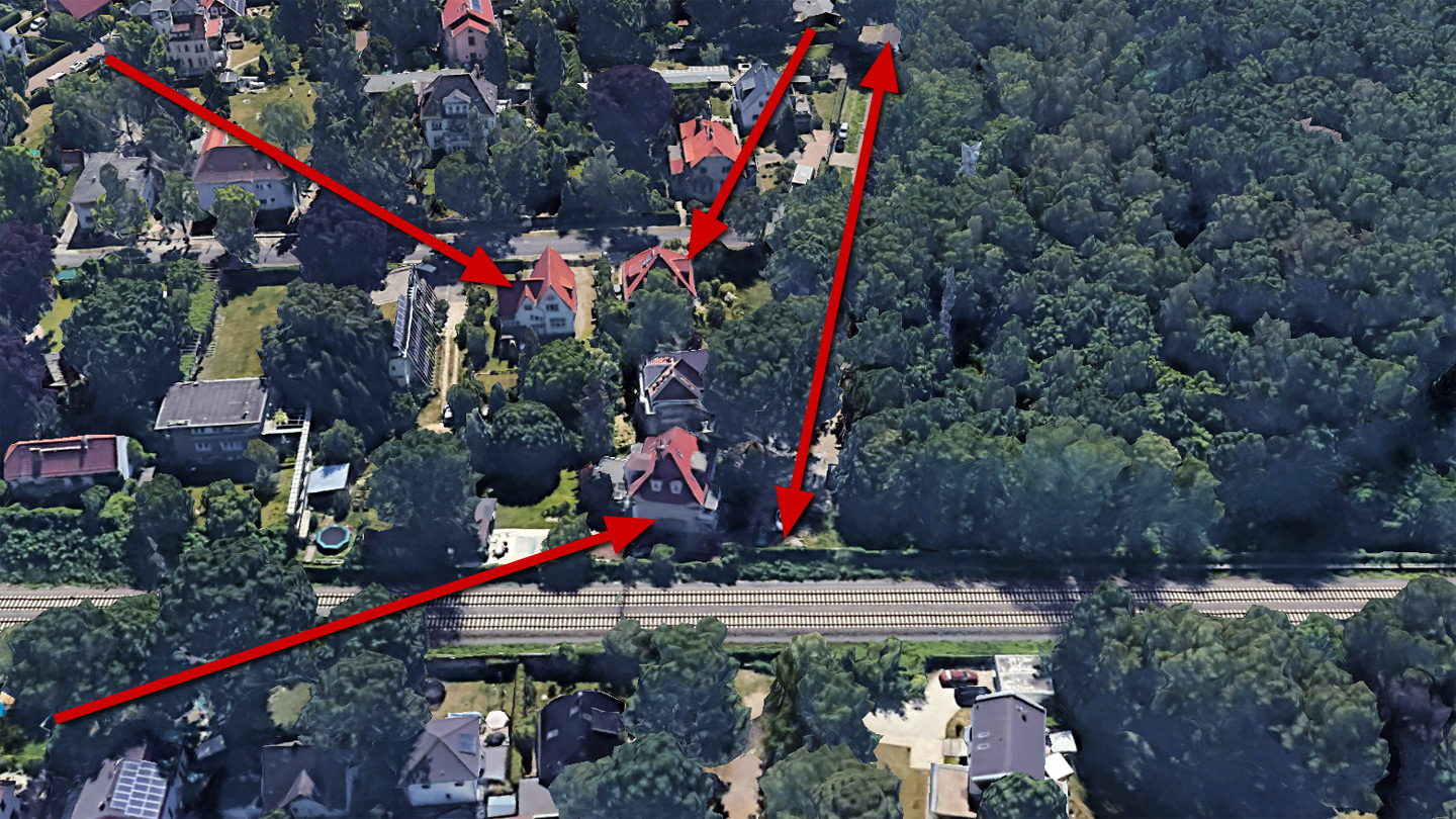 Vor dem Grenzturm verlief damals ein Eisenbahngleis in Richtung Wannsee; heute verlaufen hier zwei Gleise. Hinter den Häusern, dort wo ein VW-Bus geparkt ist, erstreckt sich die Bernhard-Beyer Straße. Die drei Häuser, die auf der linken Bildseite auszumachen sind, existieren heute noch.