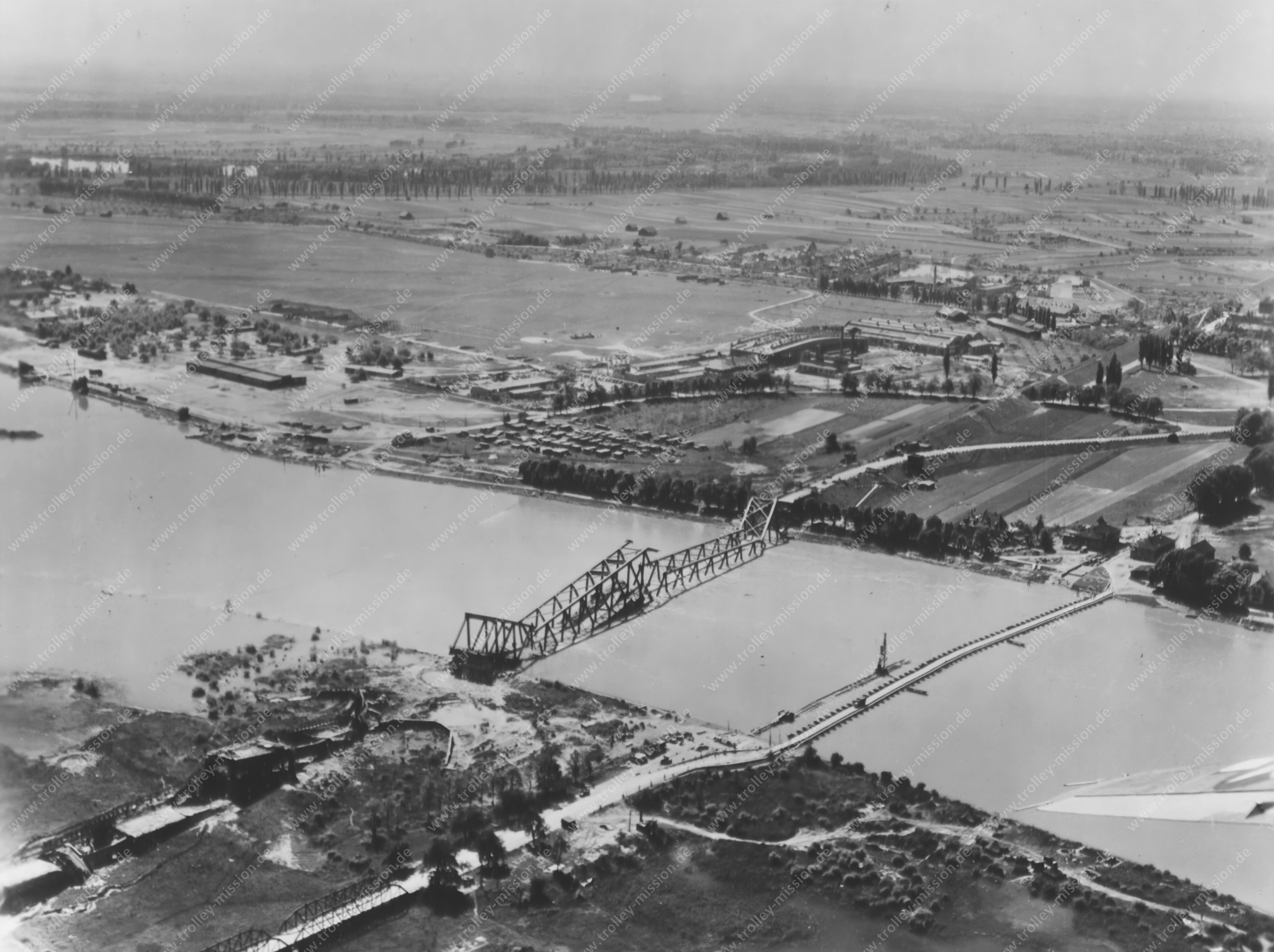 Luftbild der alten Rheinbrücke in Speyer im Zweiten Weltkrieg