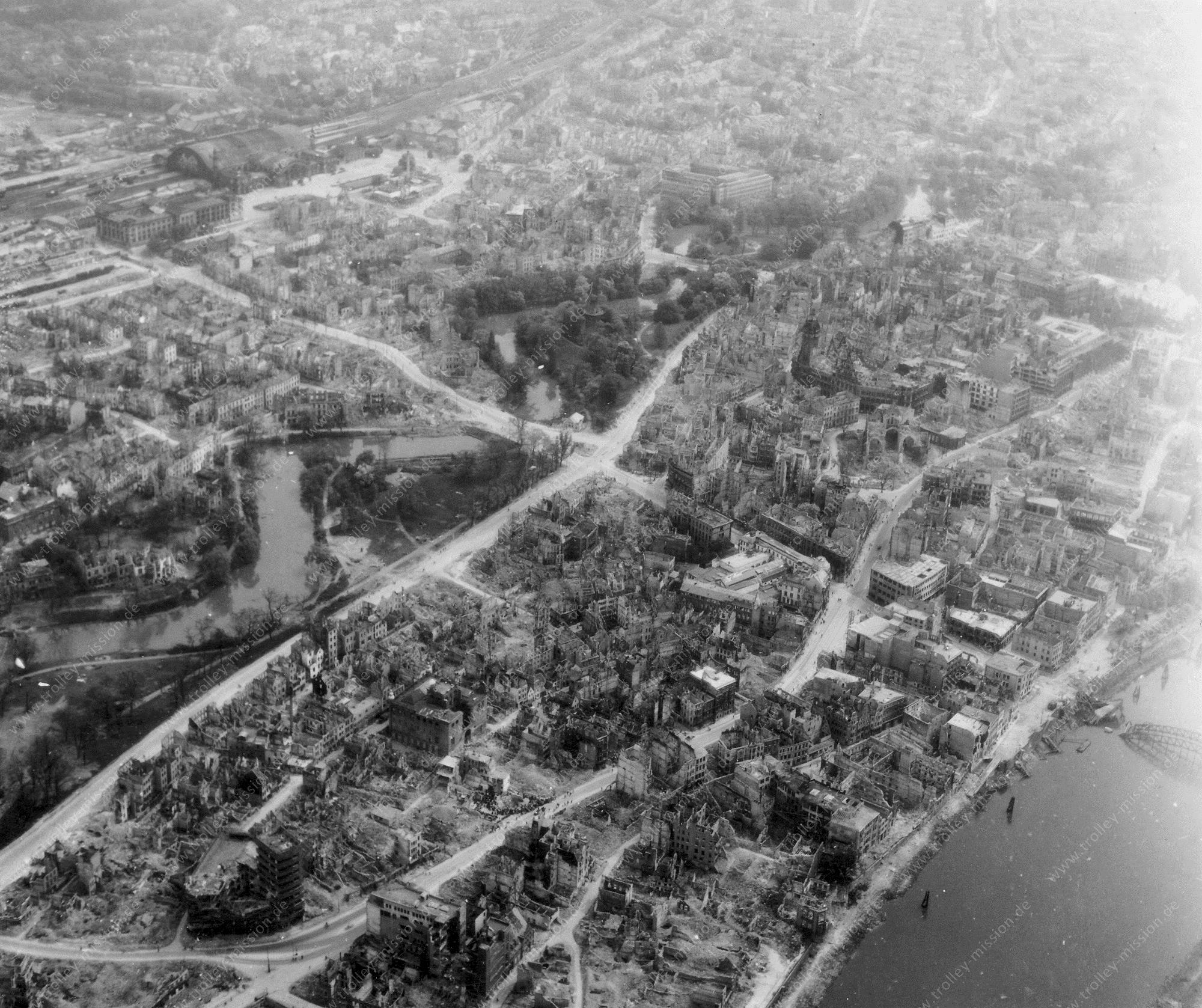 Bremen from above: Aerial view after Allied air raids in World War II