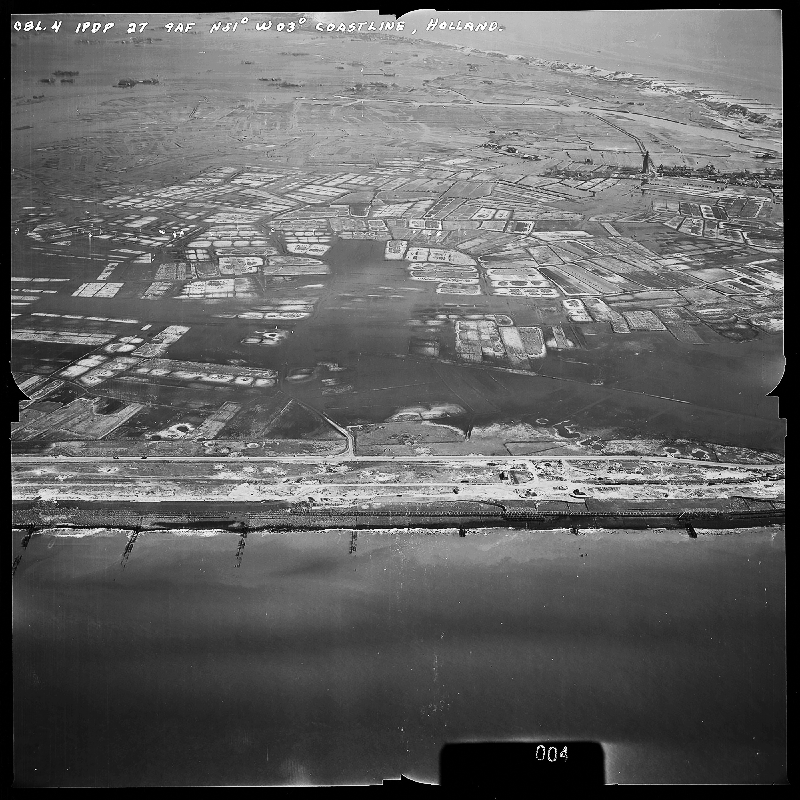 Atlantikwall Tweede Wereldoorlog in Nederland en België en Frankrijk - Luchtfoto's en historische luchtopnames - 1945 oorlog foto's en beelden