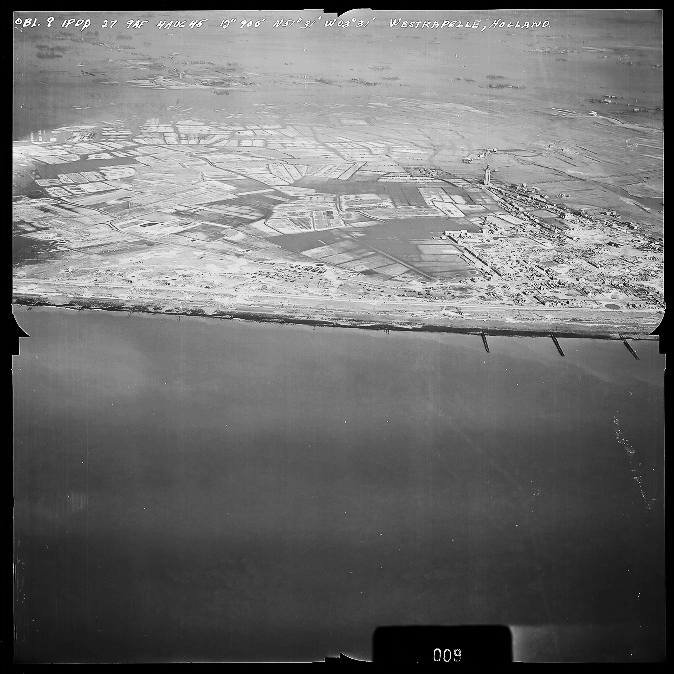 Atlantikwall Tweede Wereldoorlog in Nederland en België en Frankrijk - Luchtfoto's en historische luchtopnames - 1945 oorlog foto's en beelden