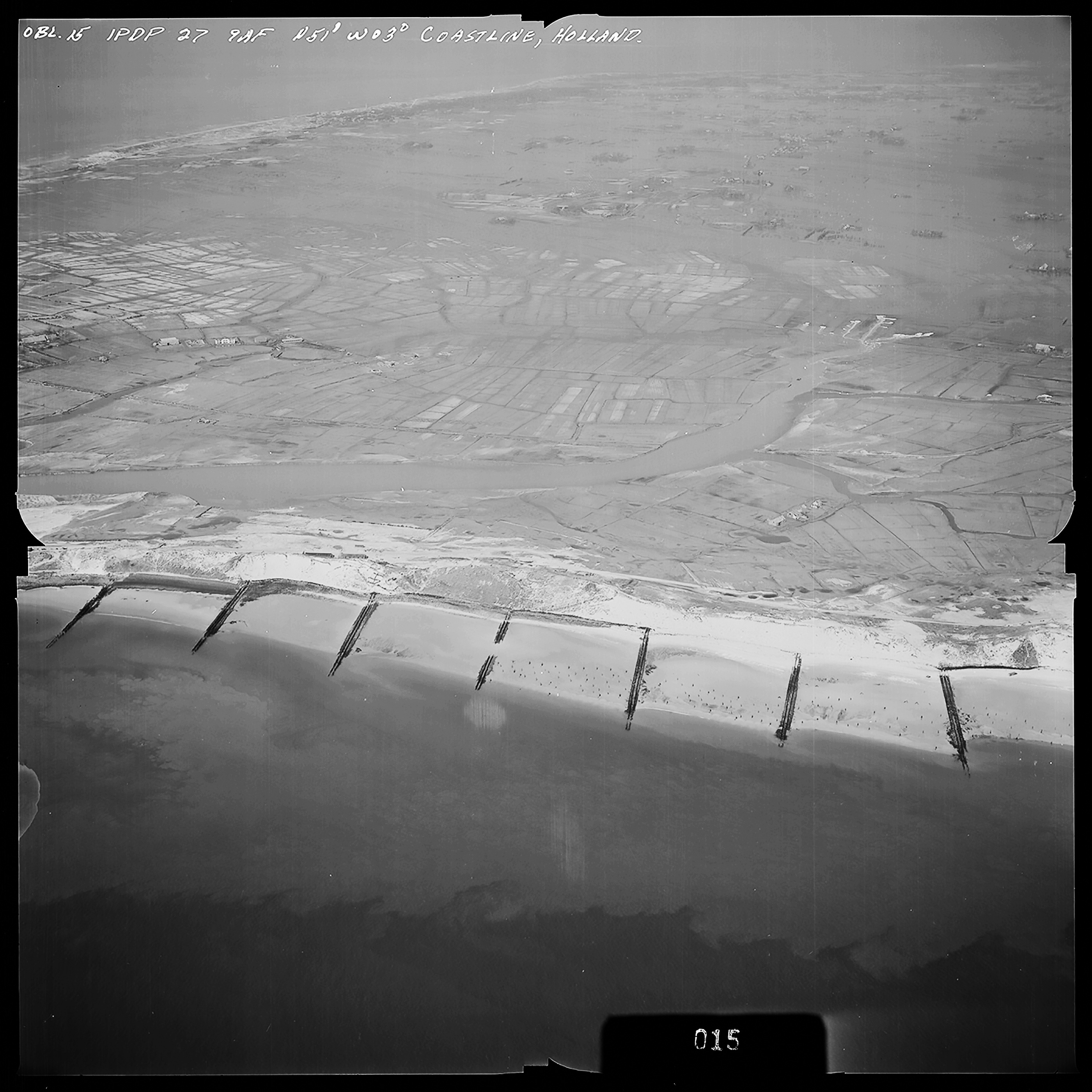 Atlantikwall Tweede Wereldoorlog in Nederland en België en Frankrijk - Luchtfoto's en historische luchtopnames - 1945 oorlog foto's en beelden