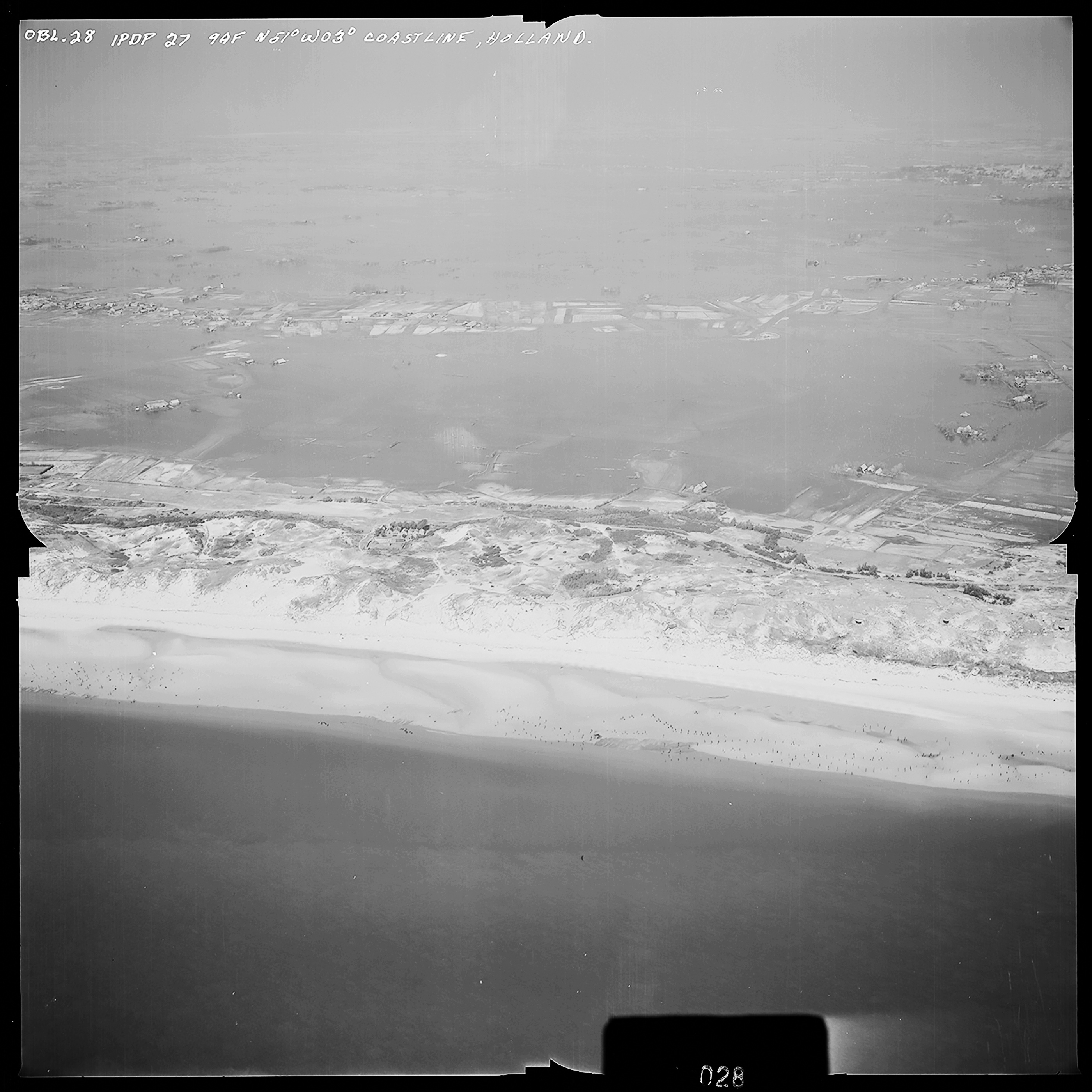 Atlantikwall Tweede Wereldoorlog in Nederland en België en Frankrijk - Luchtfoto's en historische luchtopnames - 1945 oorlog foto's en beelden
