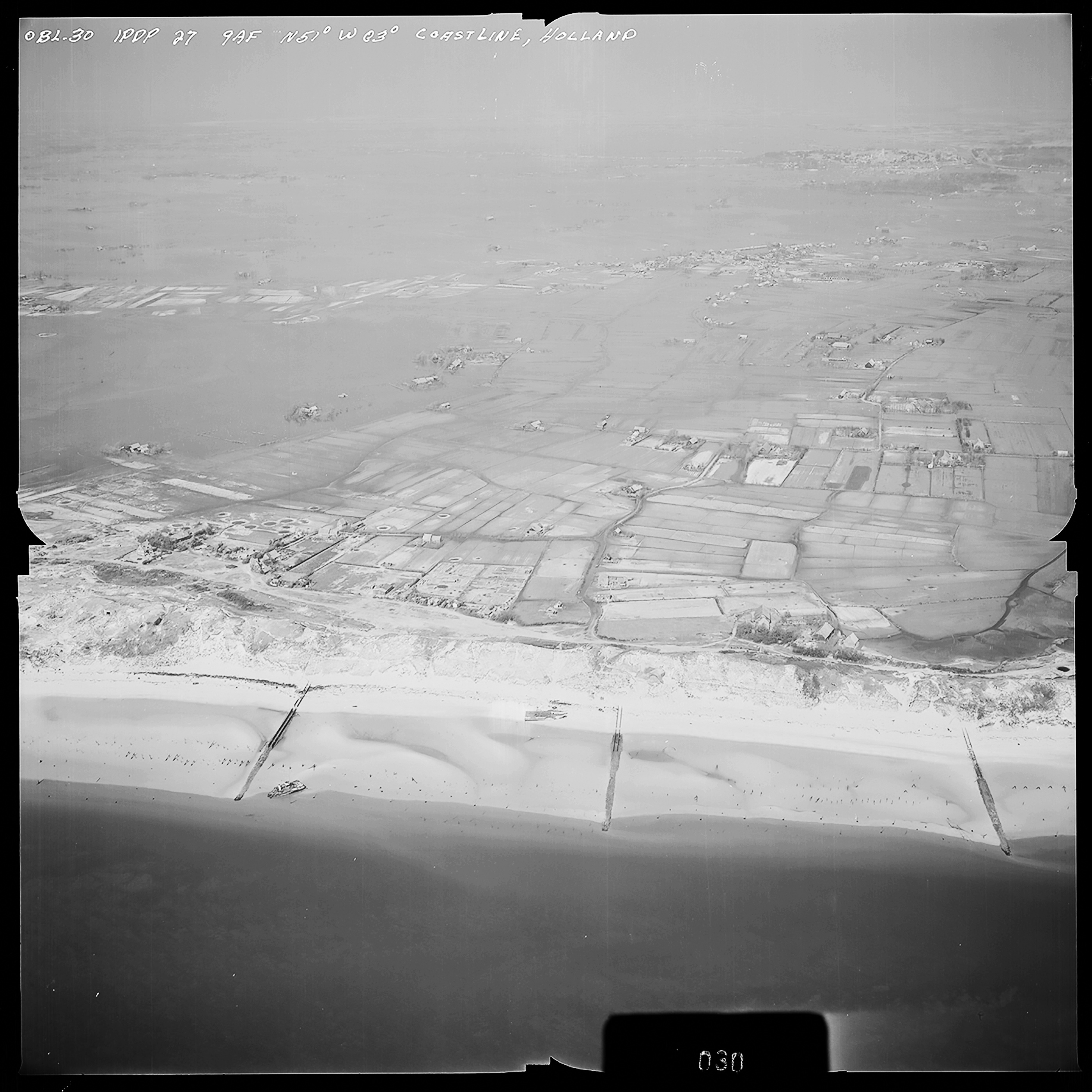 Atlantikwall Tweede Wereldoorlog in Nederland en België en Frankrijk - Luchtfoto's en historische luchtopnames - 1945 oorlog foto's en beelden