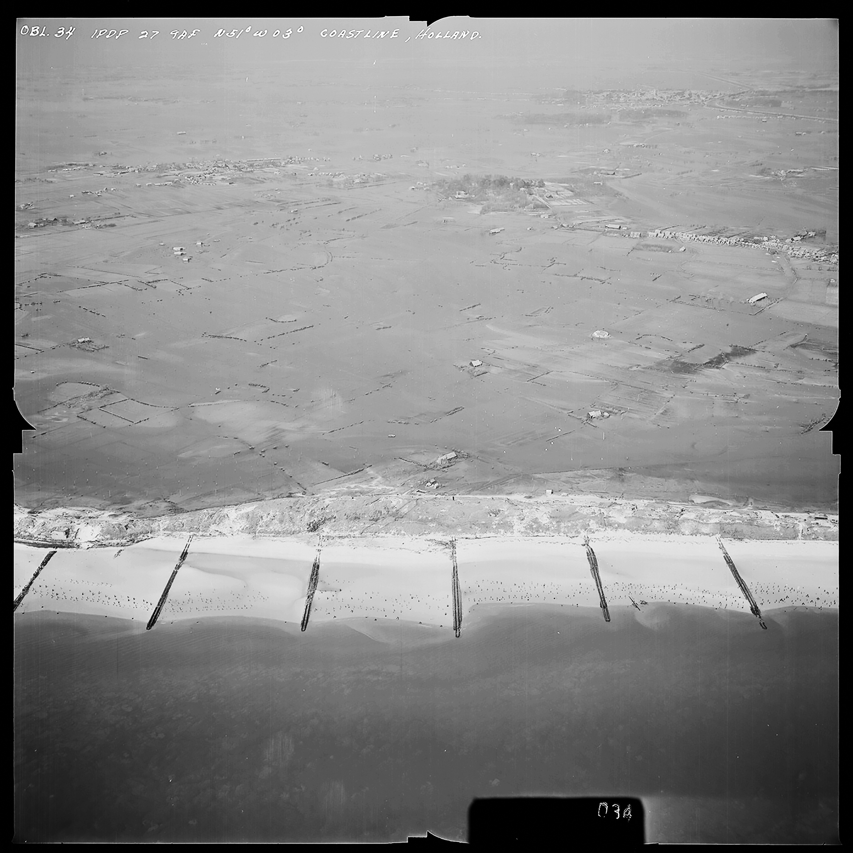Atlantikwall Tweede Wereldoorlog in Nederland en België en Frankrijk - Luchtfoto's en historische luchtopnames - 1945 oorlog foto's en beelden