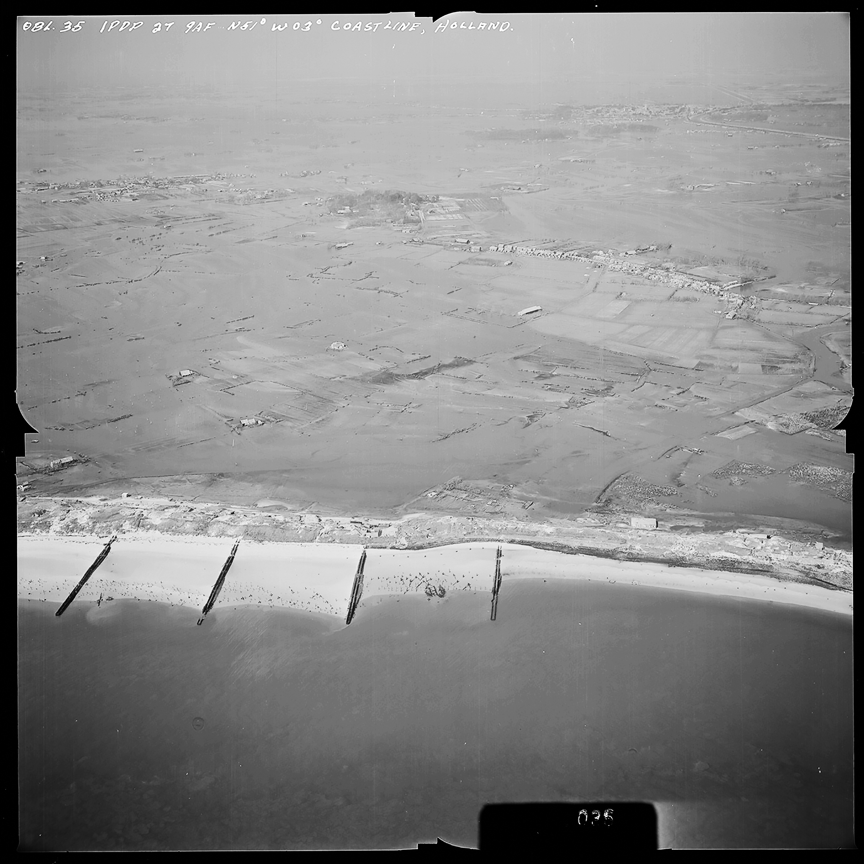 Atlantikwall Tweede Wereldoorlog in Nederland en België en Frankrijk - Luchtfoto's en historische luchtopnames - 1945 oorlog foto's en beelden