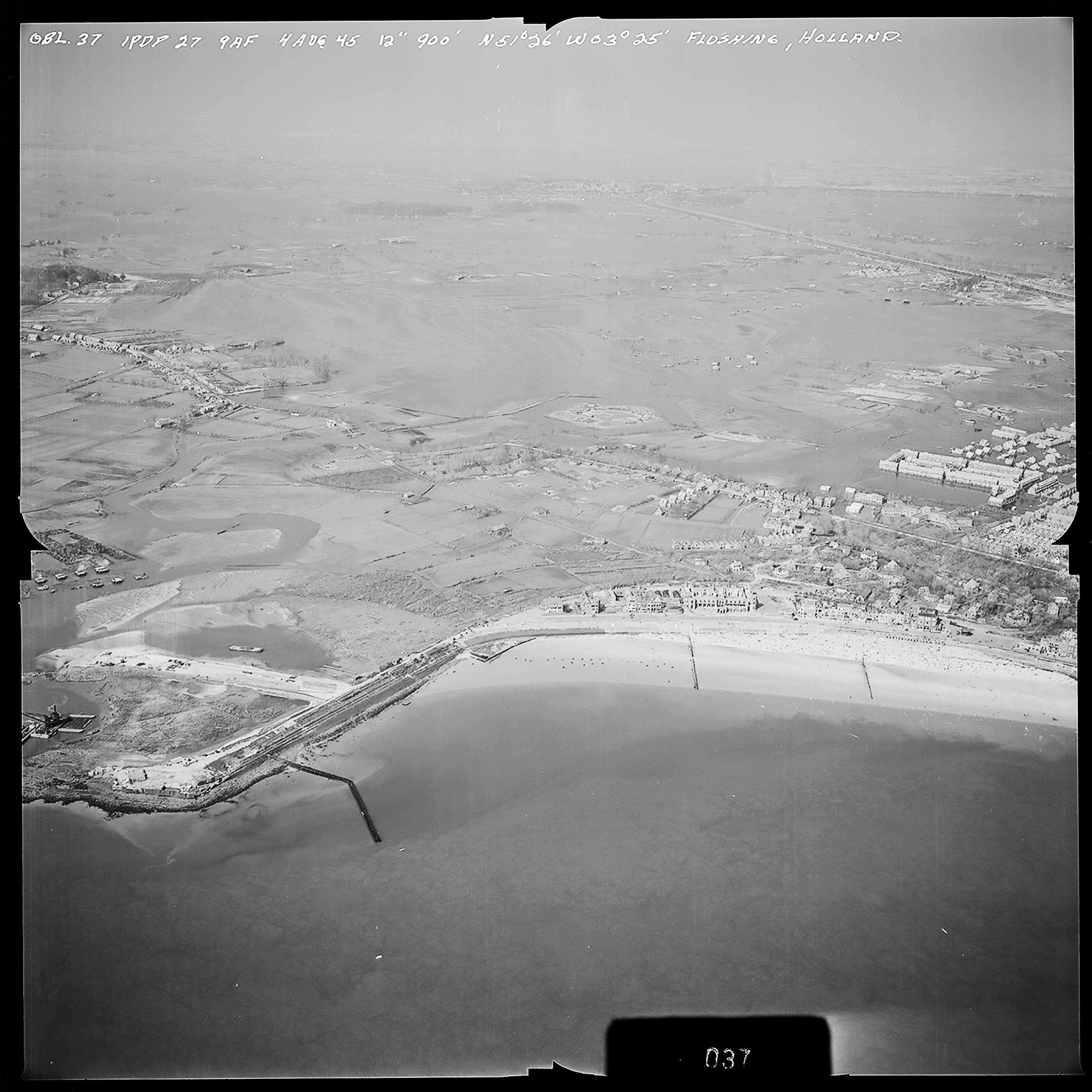 Atlantikwall Tweede Wereldoorlog in Nederland en België en Frankrijk - Luchtfoto's en historische luchtopnames - 1945 oorlog foto's en beelden