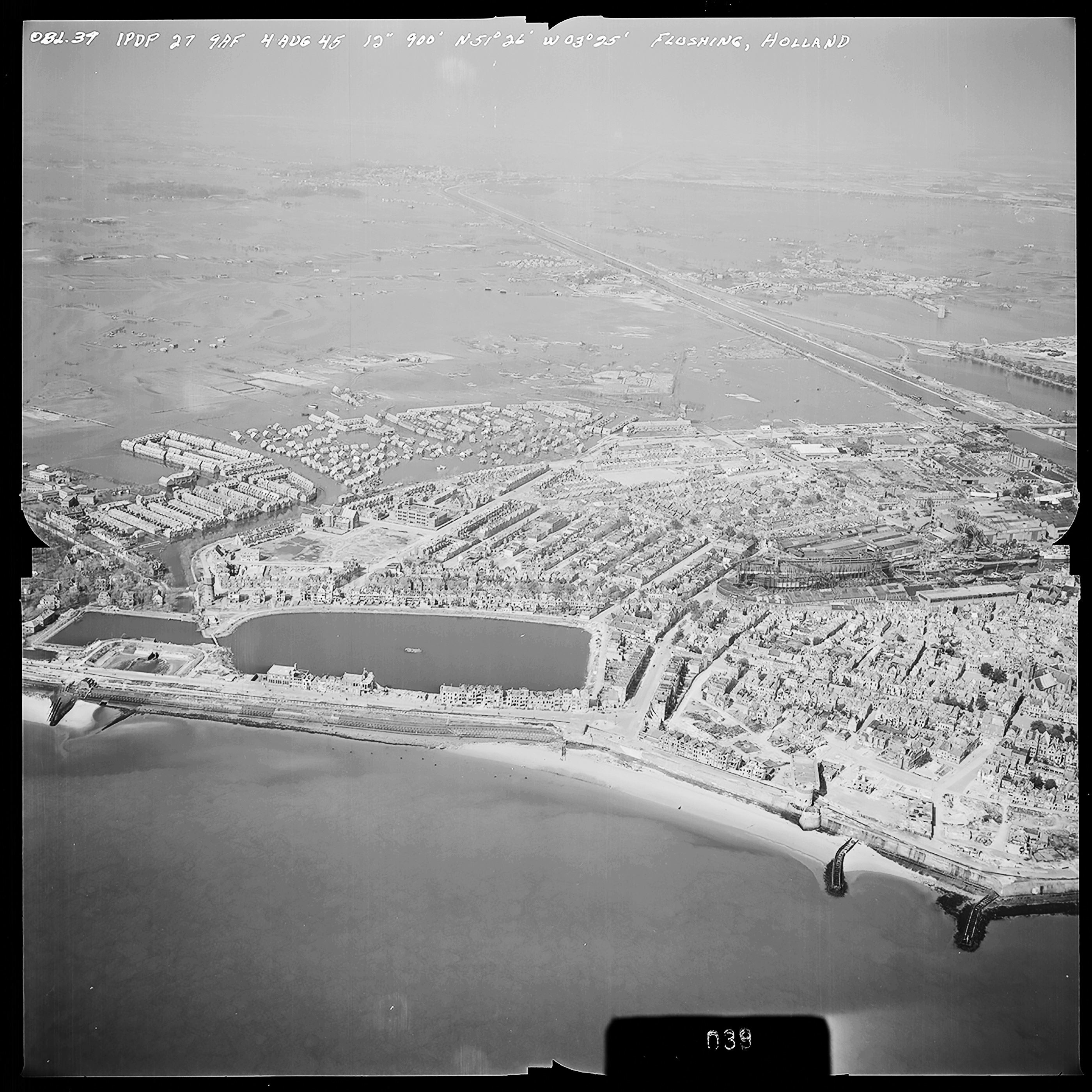 Atlantikwall Tweede Wereldoorlog in Nederland en België en Frankrijk - Luchtfoto's en historische luchtopnames - 1945 oorlog foto's en beelden