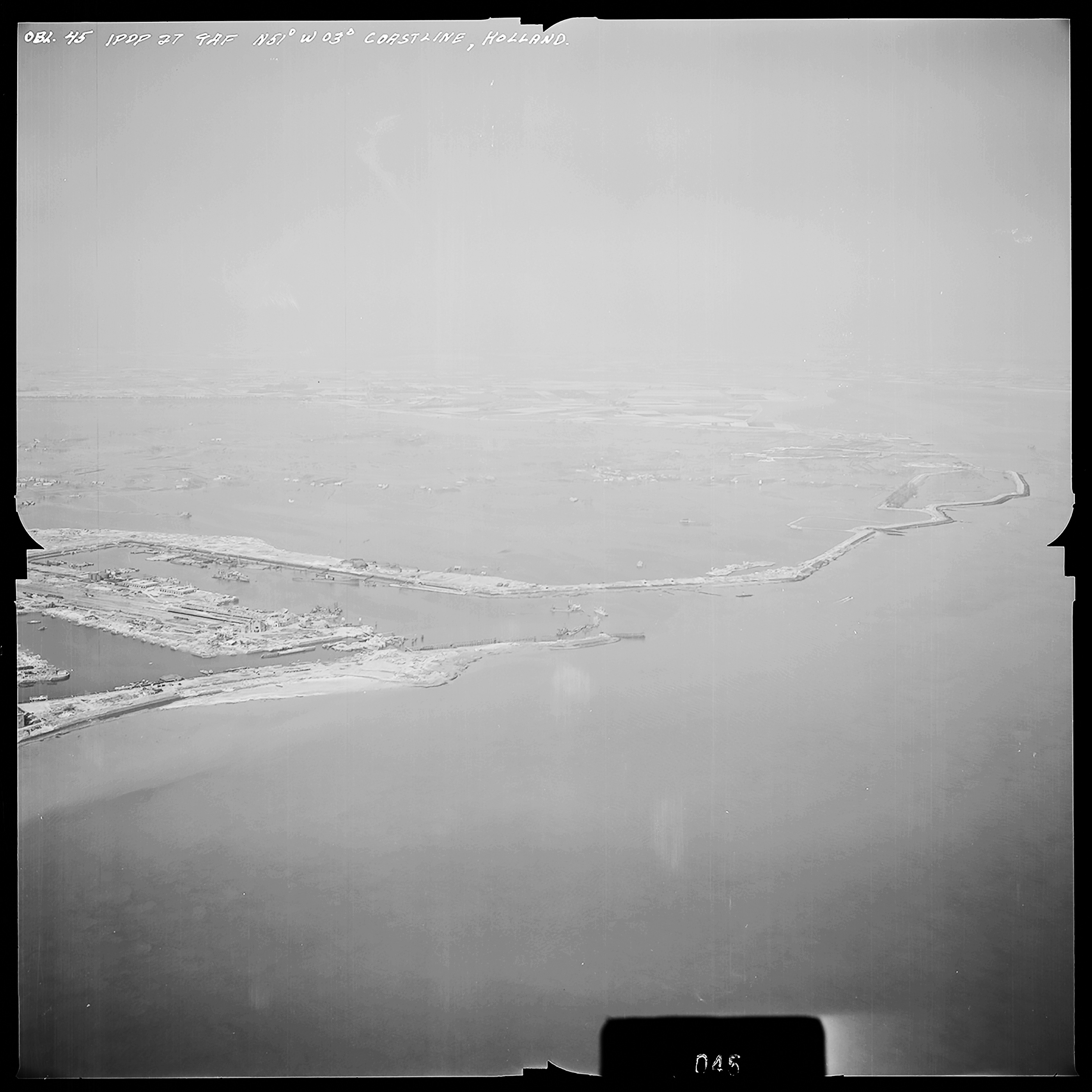 Atlantikwall Tweede Wereldoorlog in Nederland en België en Frankrijk - Luchtfoto's en historische luchtopnames - 1945 oorlog foto's en beelden