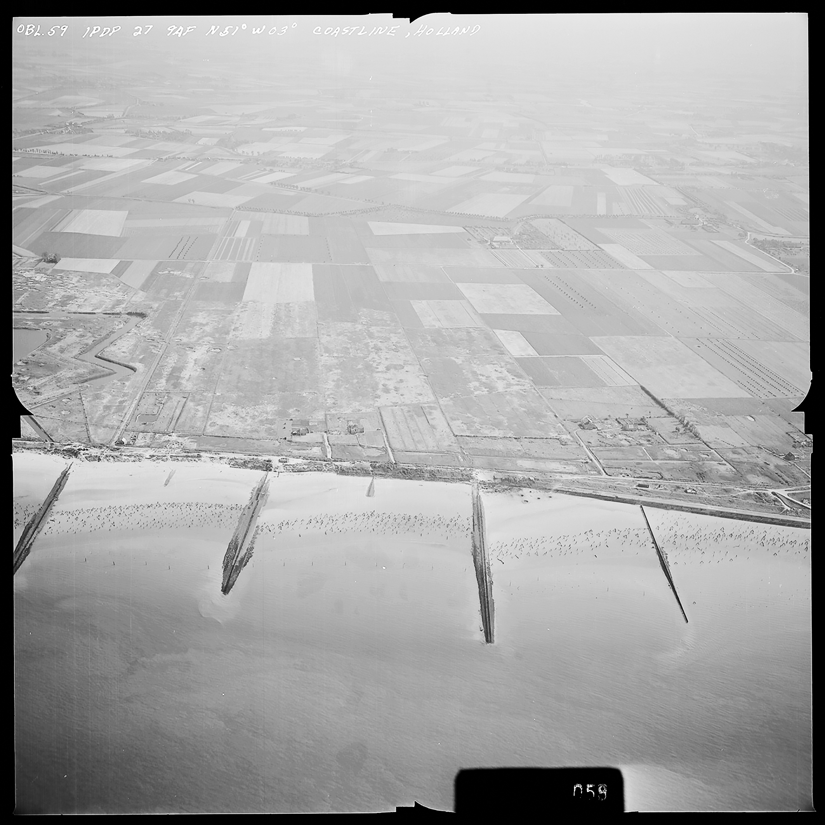 Atlantikwall Tweede Wereldoorlog in Nederland en België en Frankrijk - Luchtfoto's en historische luchtopnames - 1945 oorlog foto's en beelden