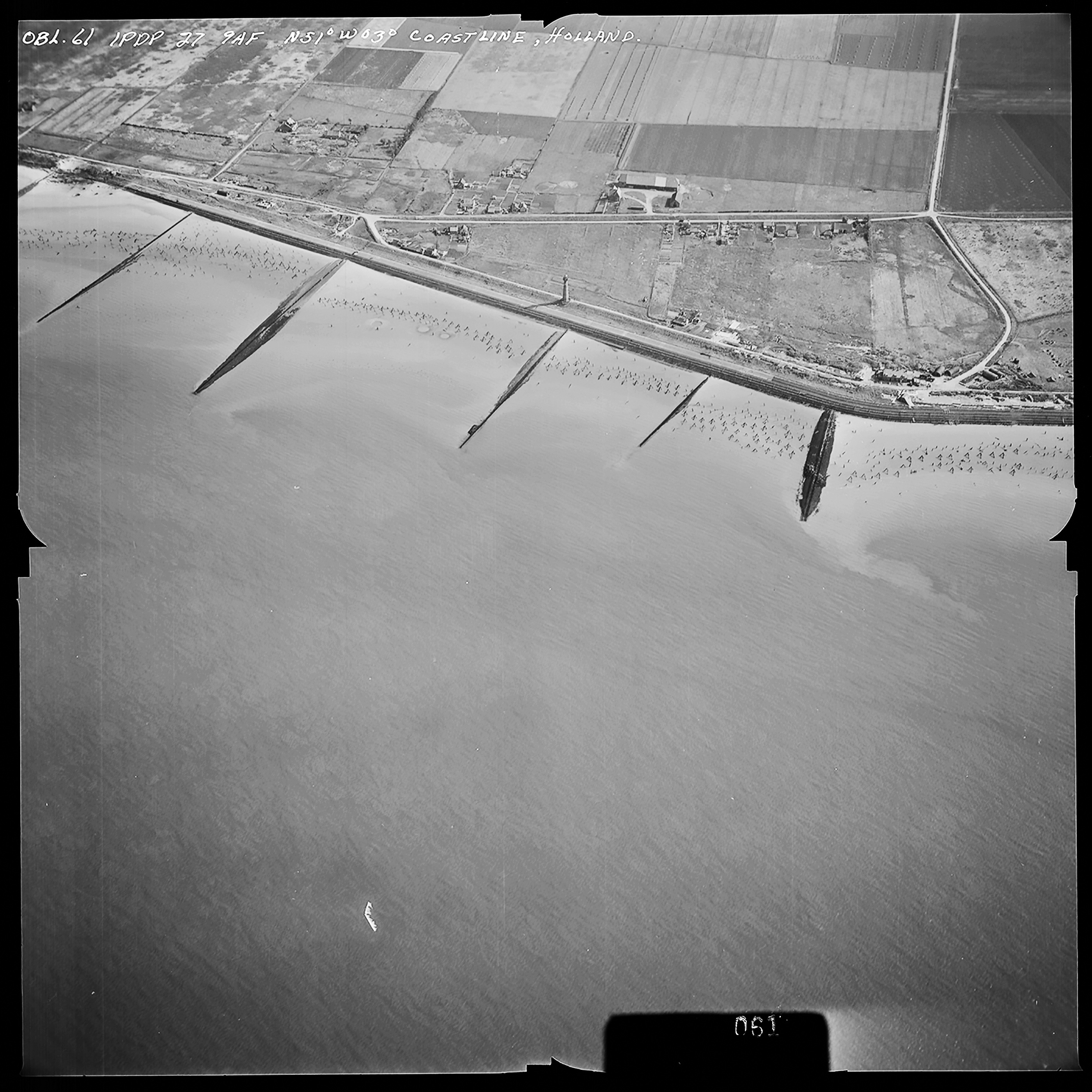Atlantikwall Tweede Wereldoorlog in Nederland en België en Frankrijk - Luchtfoto's en historische luchtopnames - 1945 oorlog foto's en beelden