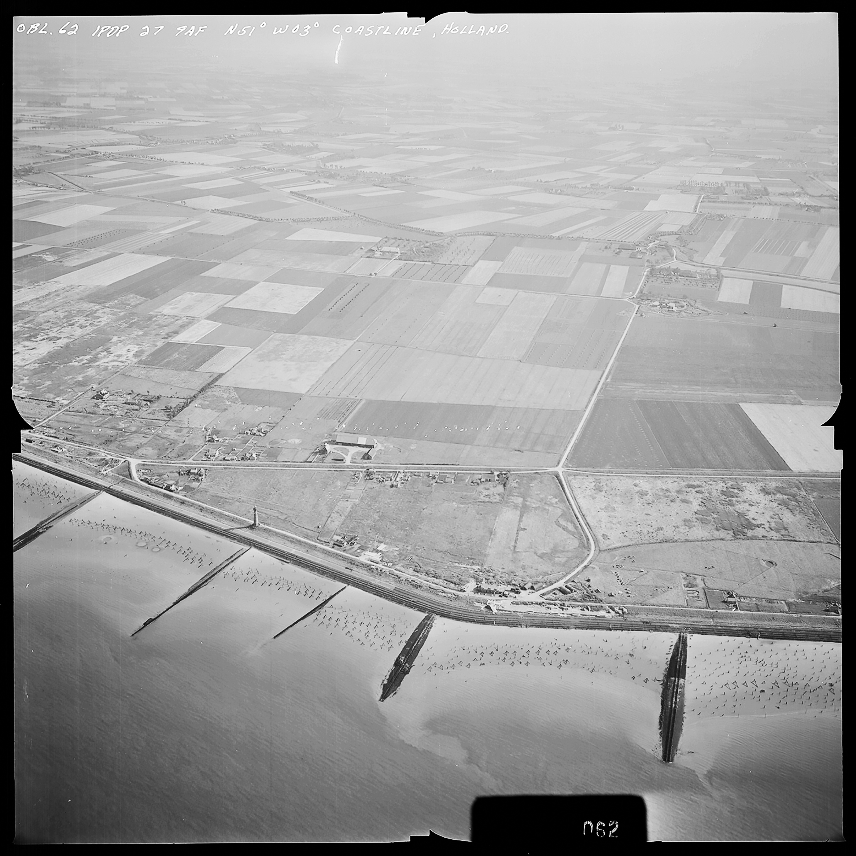 Atlantikwall Tweede Wereldoorlog in Nederland en België en Frankrijk - Luchtfoto's en historische luchtopnames - 1945 oorlog foto's en beelden