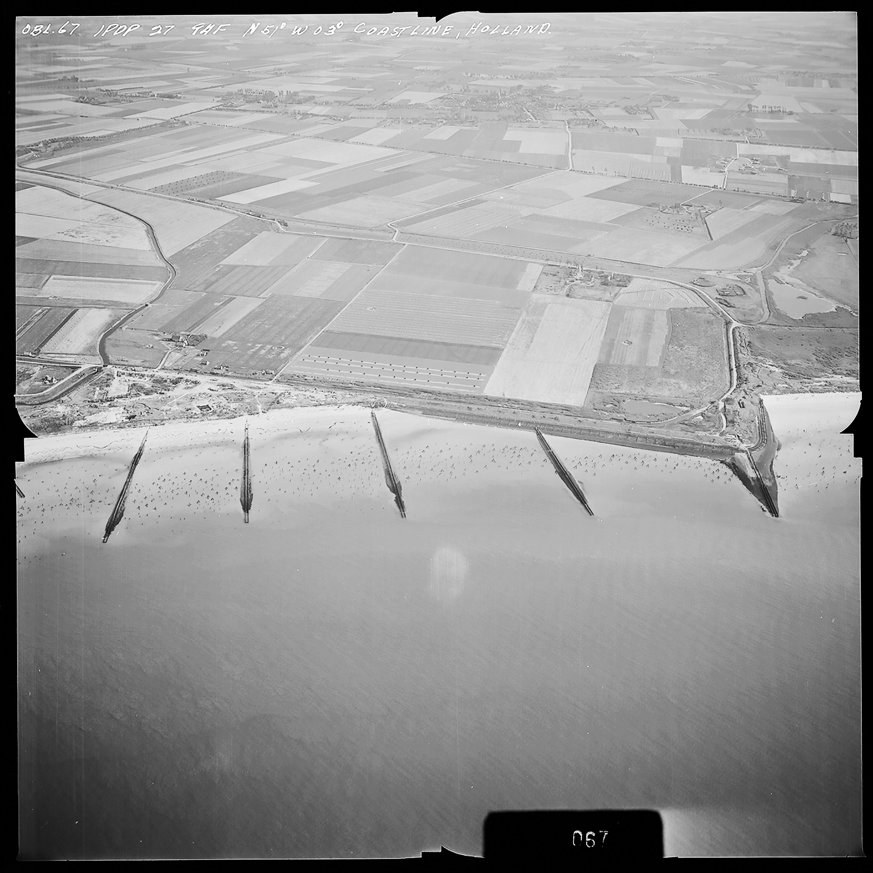 Atlantikwall Tweede Wereldoorlog in Nederland en België en Frankrijk - Luchtfoto's en historische luchtopnames - 1945 oorlog foto's en beelden