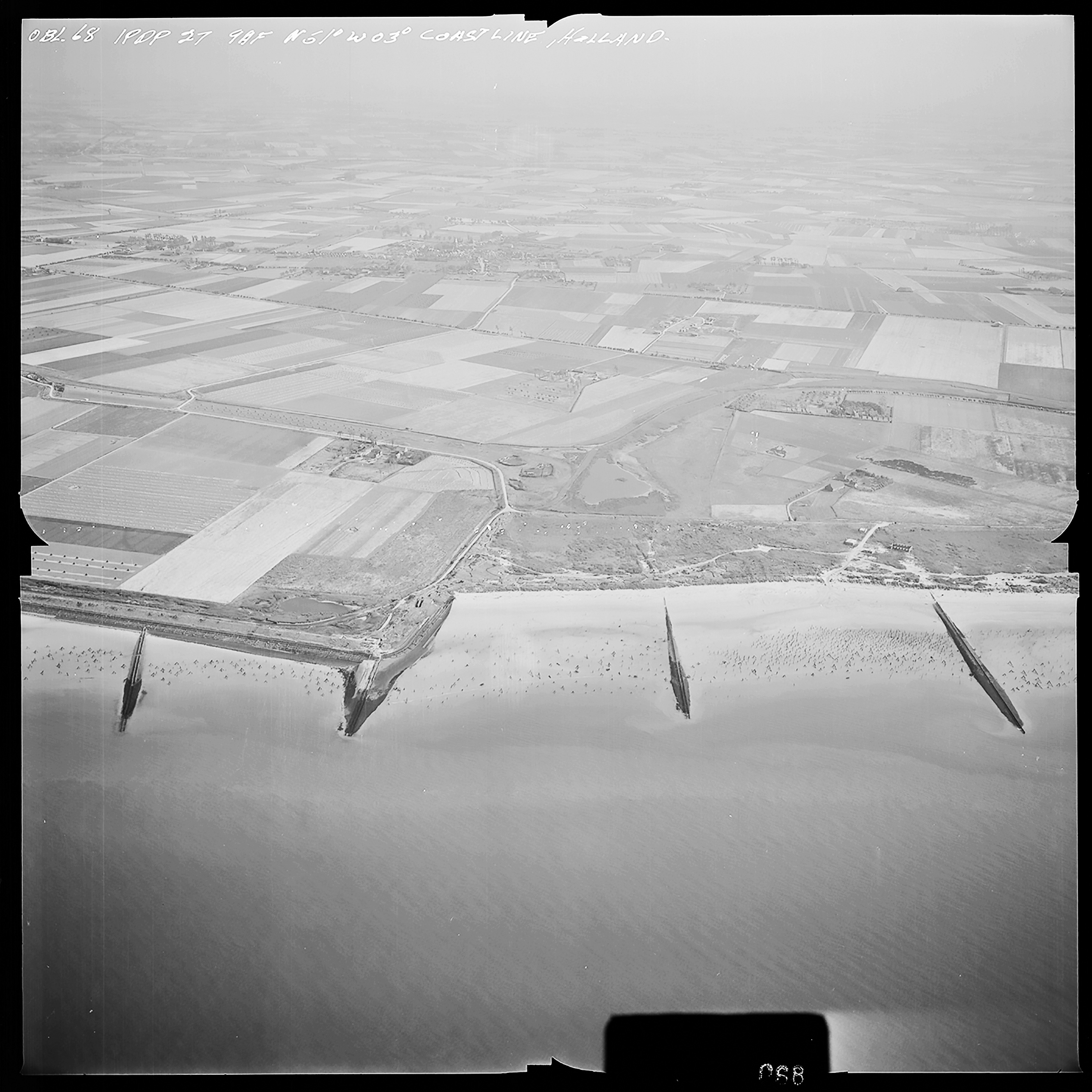 Atlantikwall Tweede Wereldoorlog in Nederland en België en Frankrijk - Luchtfoto's en historische luchtopnames - 1945 oorlog foto's en beelden