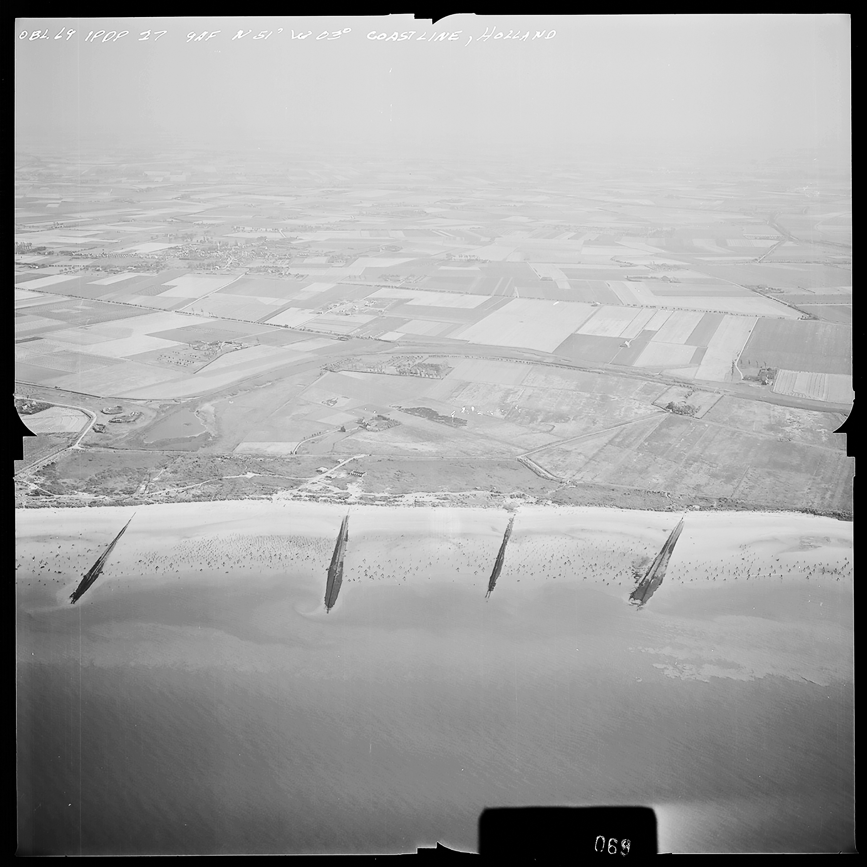 Atlantikwall Tweede Wereldoorlog in Nederland en België en Frankrijk - Luchtfoto's en historische luchtopnames - 1945 oorlog foto's en beelden