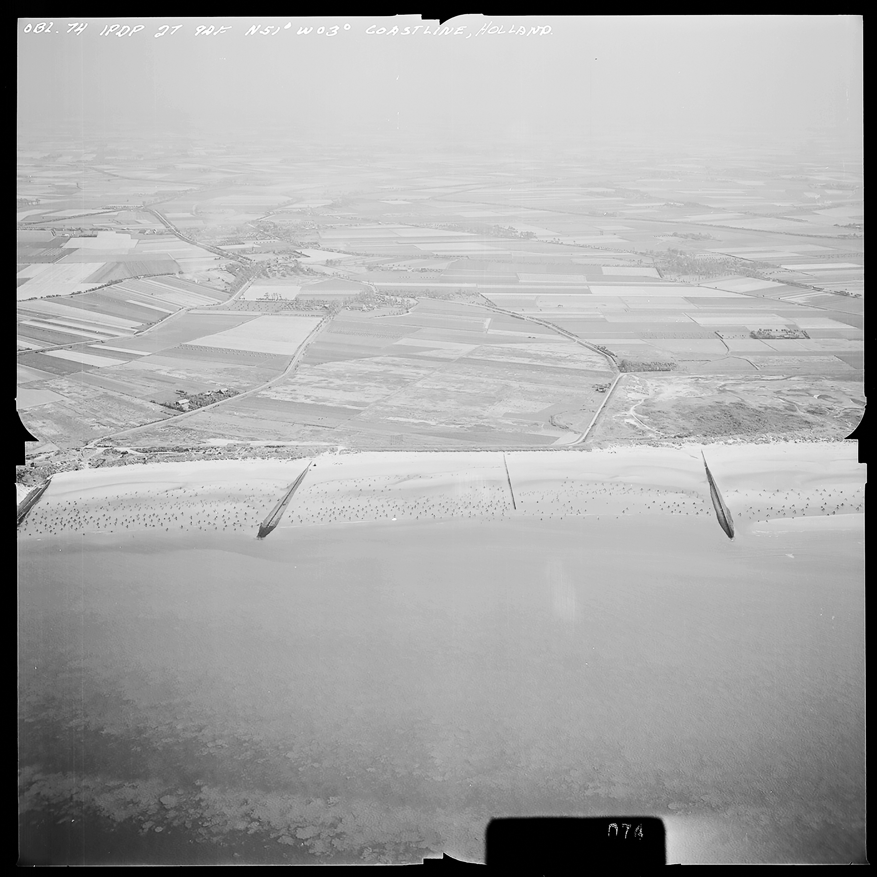 Atlantikwall Tweede Wereldoorlog in Nederland en België en Frankrijk - Luchtfoto's en historische luchtopnames - 1945 oorlog foto's en beelden
