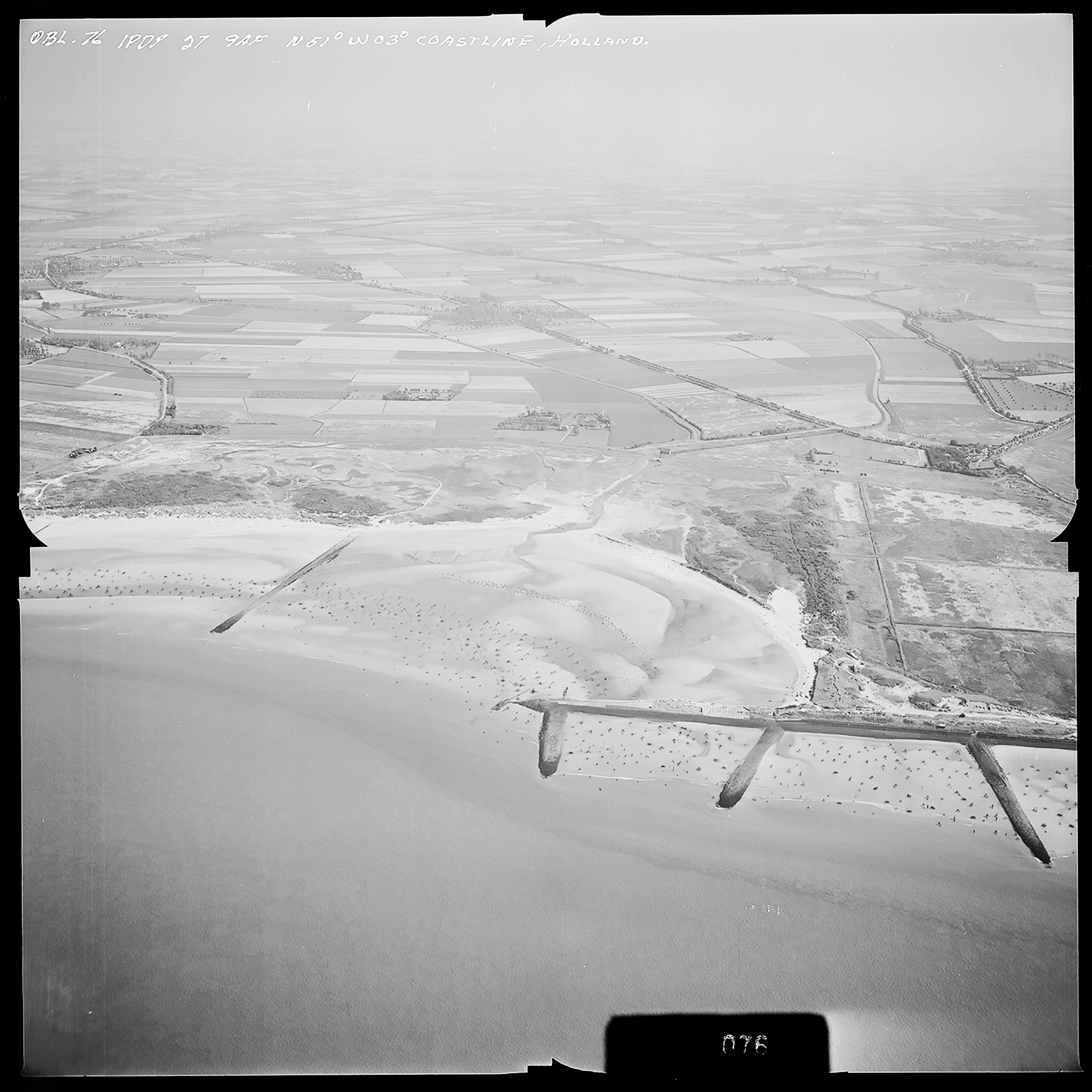 Atlantikwall Tweede Wereldoorlog in Nederland en België en Frankrijk - Luchtfoto's en historische luchtopnames - 1945 oorlog foto's en beelden