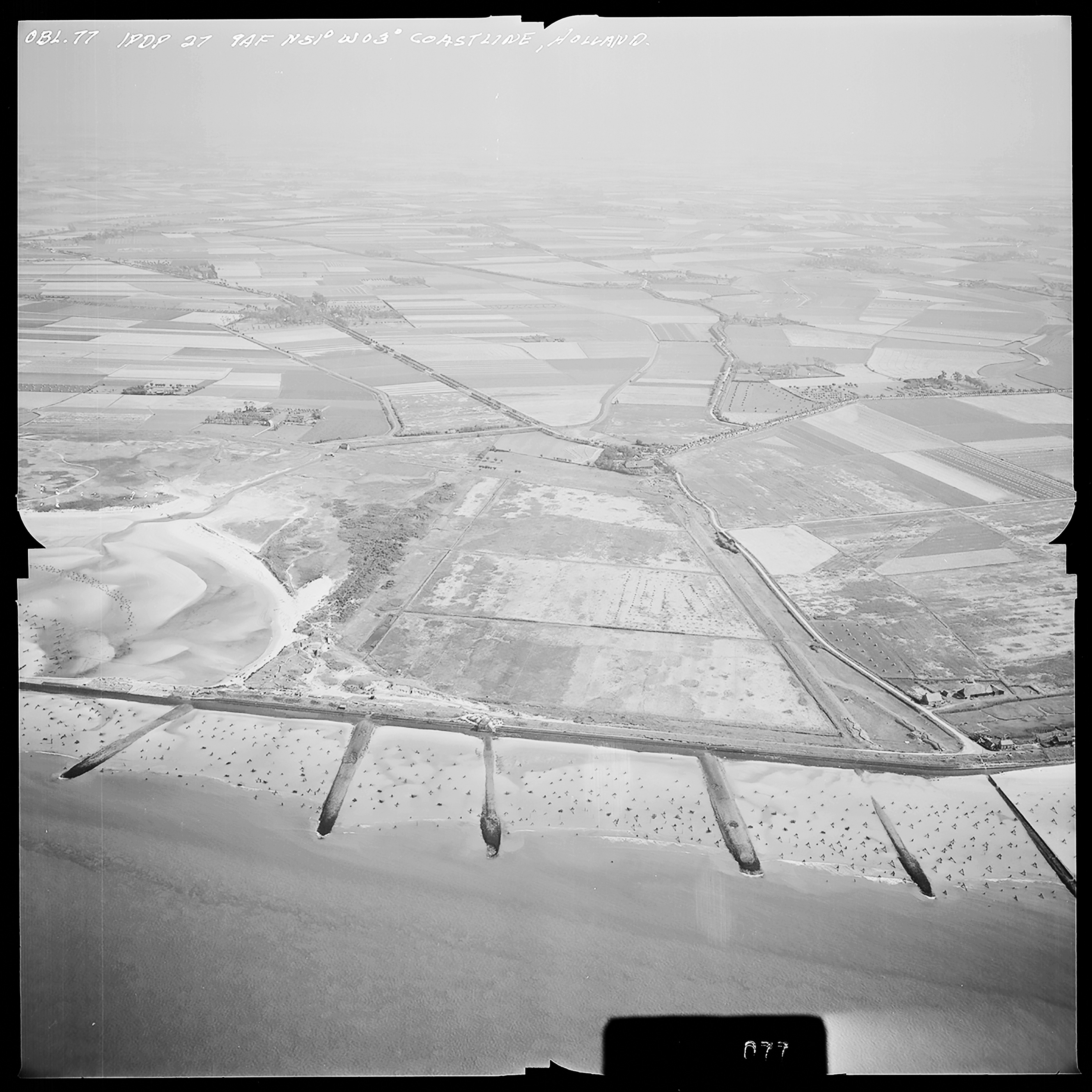 Atlantikwall Tweede Wereldoorlog in Nederland en België en Frankrijk - Luchtfoto's en historische luchtopnames - 1945 oorlog foto's en beelden