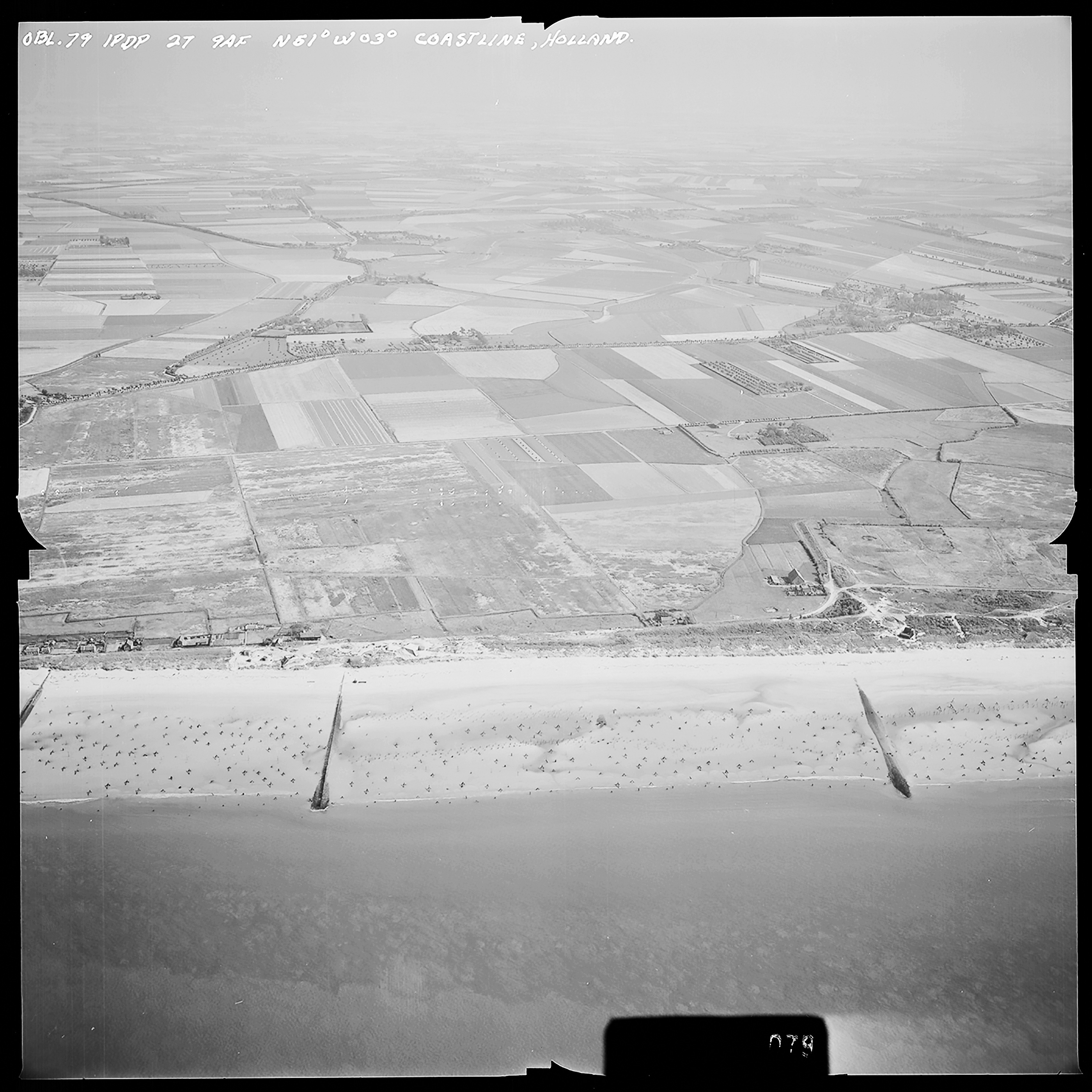Atlantikwall Tweede Wereldoorlog in Nederland en België en Frankrijk - Luchtfoto's en historische luchtopnames - 1945 oorlog foto's en beelden