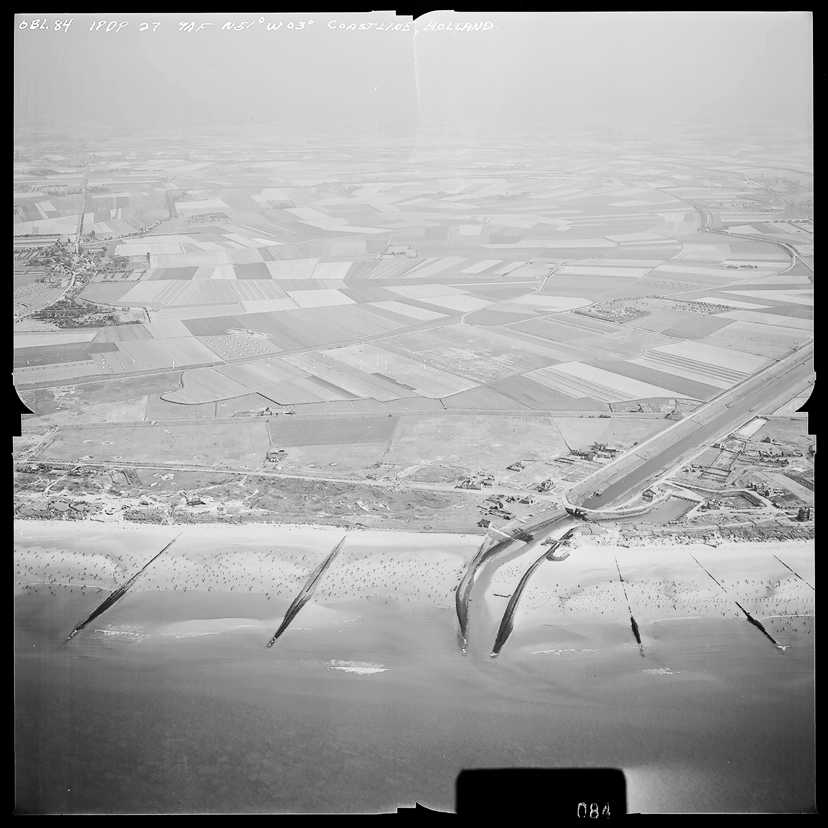 Atlantikwall Tweede Wereldoorlog in Nederland en België en Frankrijk - Luchtfoto's en historische luchtopnames - 1945 oorlog foto's en beelden
