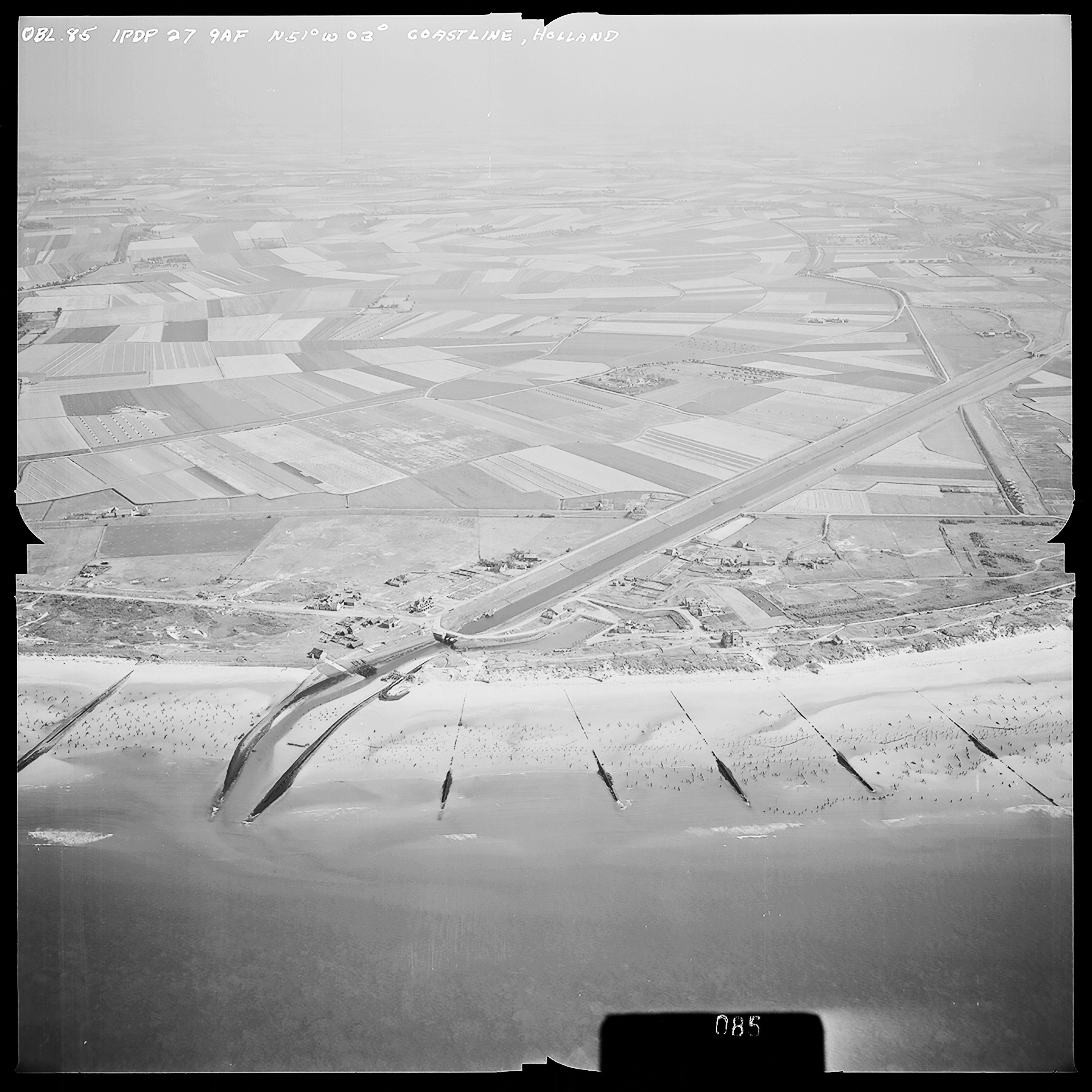 Atlantikwall Tweede Wereldoorlog in Nederland en België en Frankrijk - Luchtfoto's en historische luchtopnames - 1945 oorlog foto's en beelden