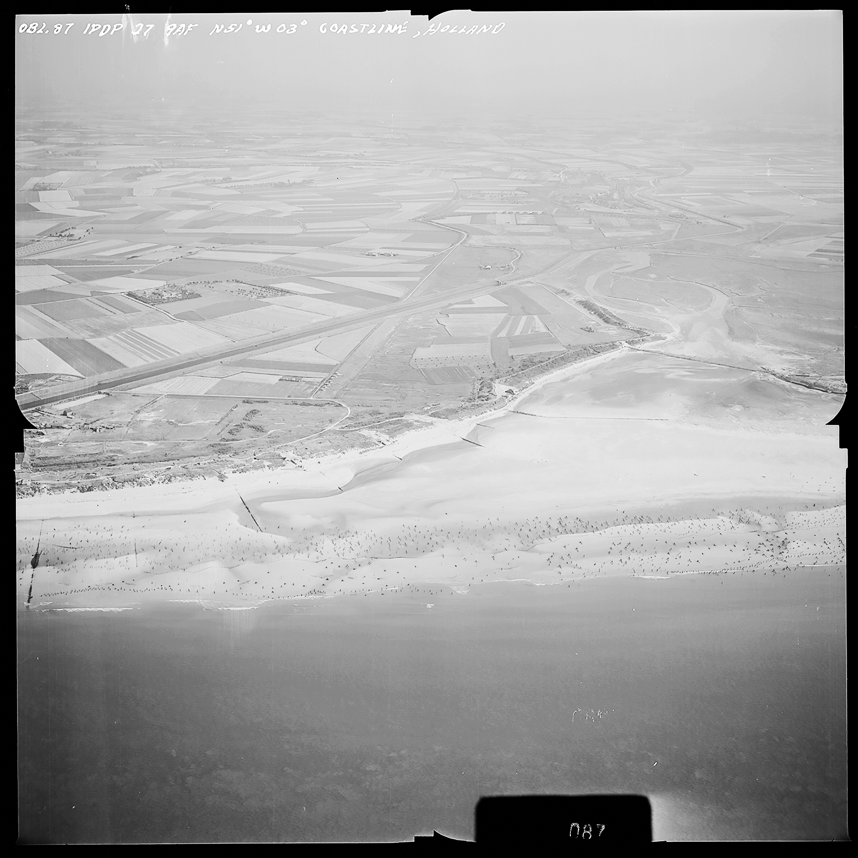 Atlantikwall Tweede Wereldoorlog in Nederland en België en Frankrijk - Luchtfoto's en historische luchtopnames - 1945 oorlog foto's en beelden