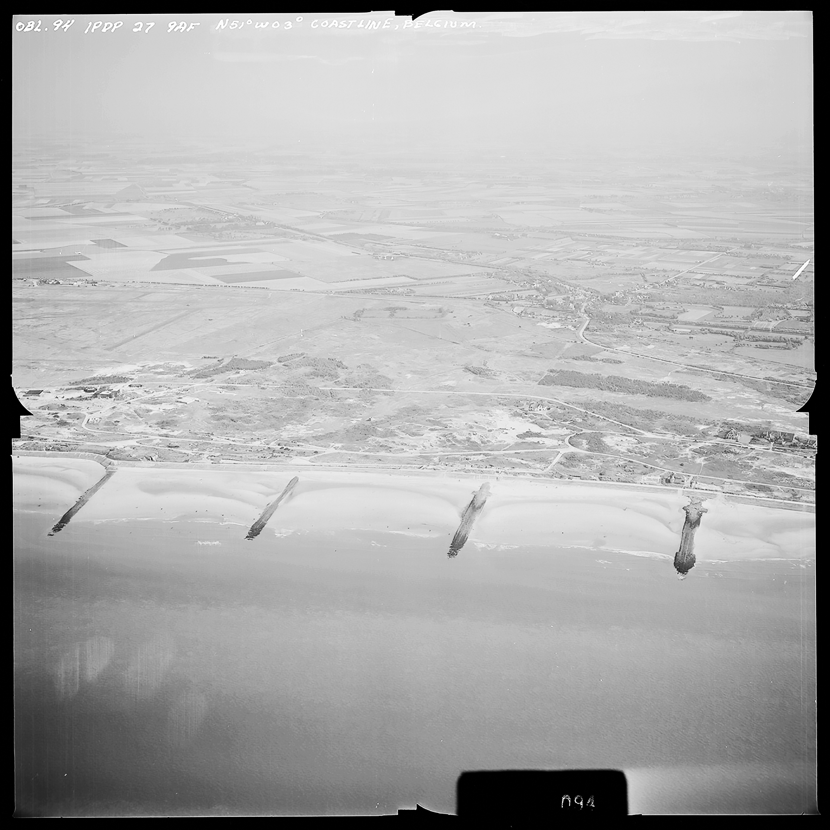 Atlantikwall Tweede Wereldoorlog in Nederland en België en Frankrijk - Luchtfoto's en historische luchtopnames - 1945 oorlog foto's en beelden