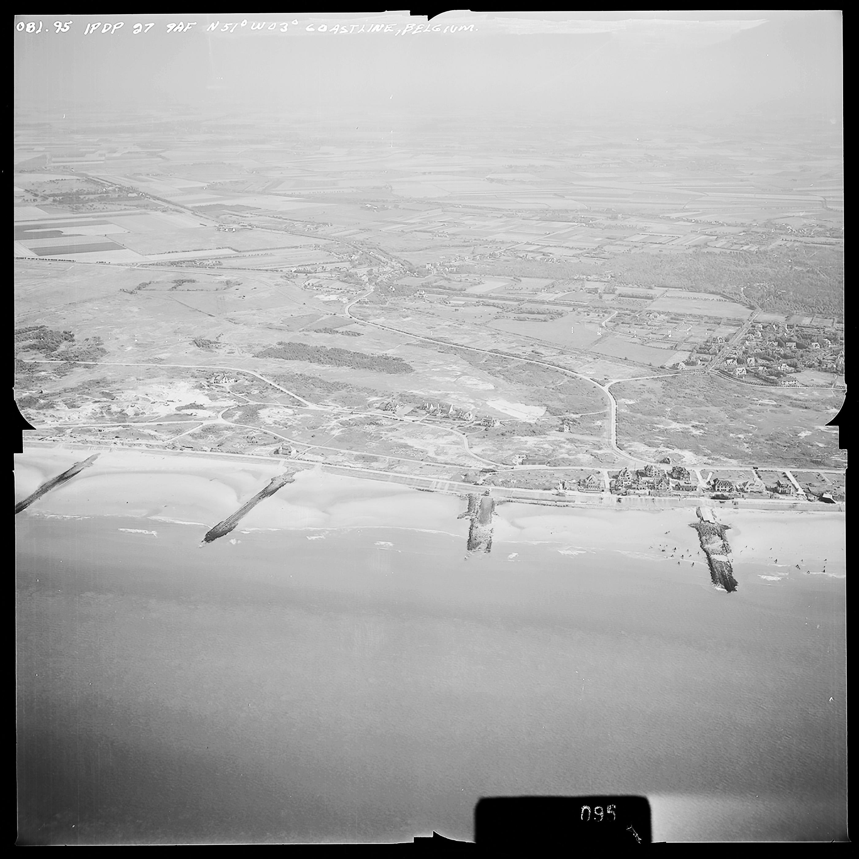 Atlantikwall Tweede Wereldoorlog in Nederland en België en Frankrijk - Luchtfoto's en historische luchtopnames - 1945 oorlog foto's en beelden