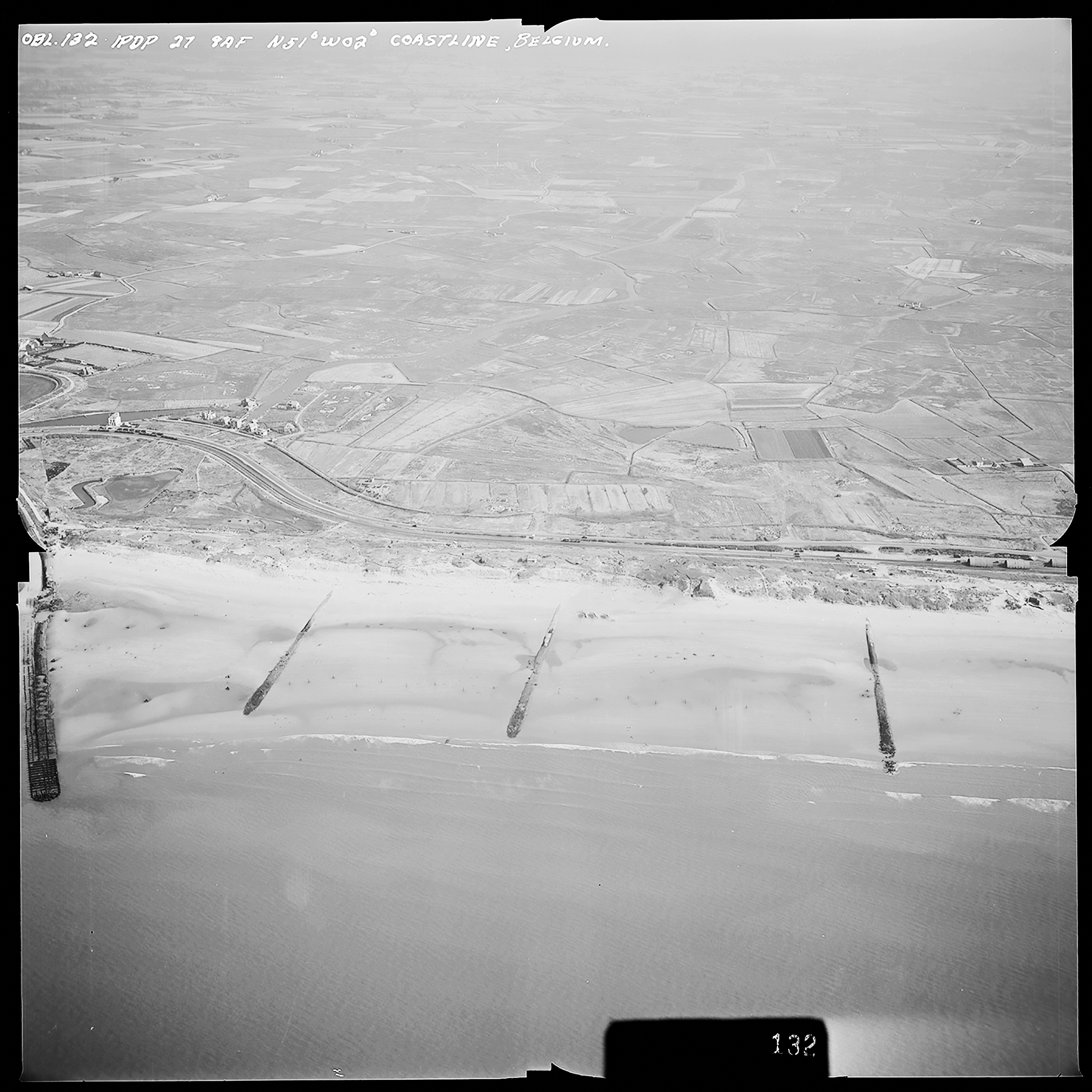Atlantikwall Tweede Wereldoorlog in Nederland en België en Frankrijk - Luchtfoto's en historische luchtopnames - 1945 oorlog foto's en beelden