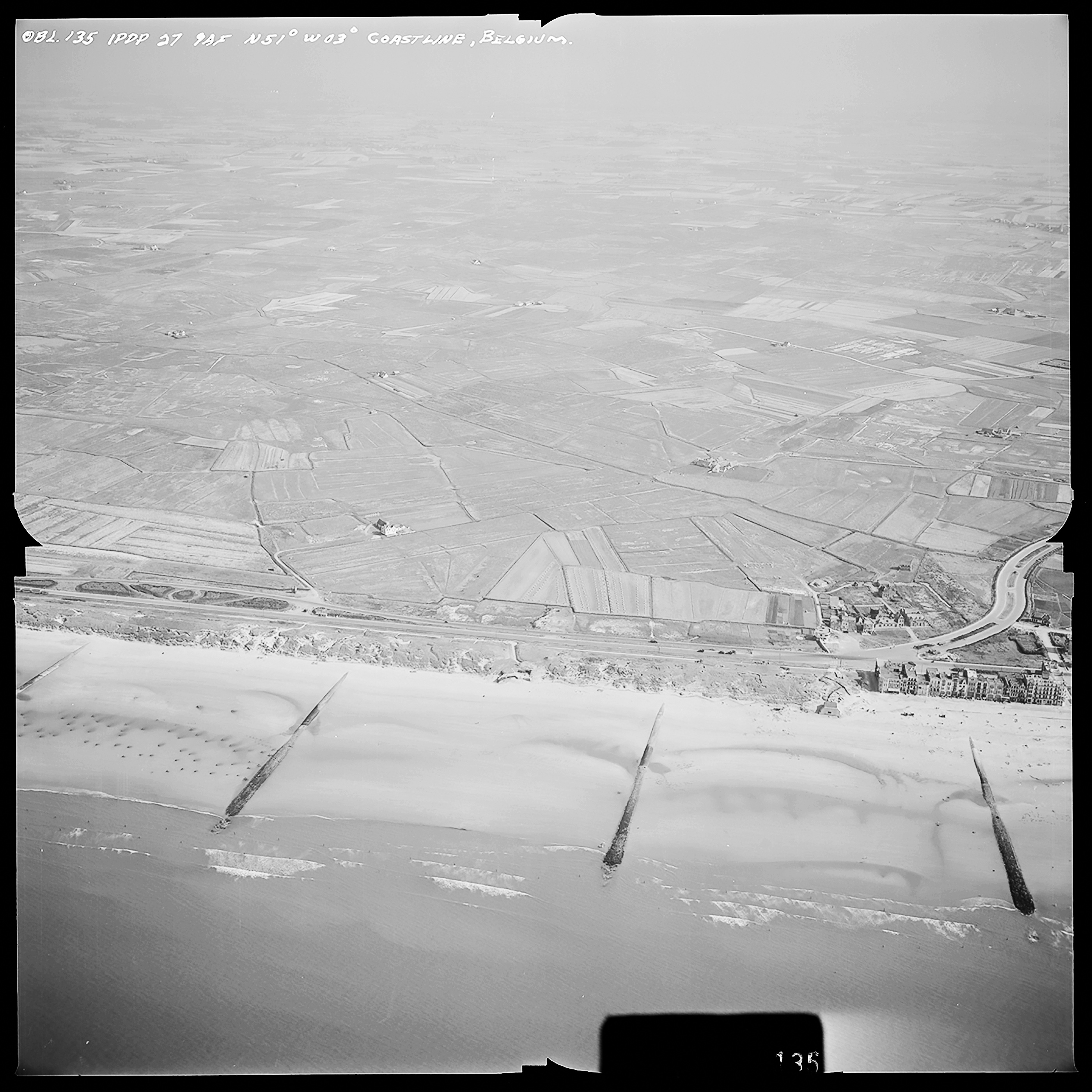 Atlantikwall Tweede Wereldoorlog in Nederland en België en Frankrijk - Luchtfoto's en historische luchtopnames - 1945 oorlog foto's en beelden