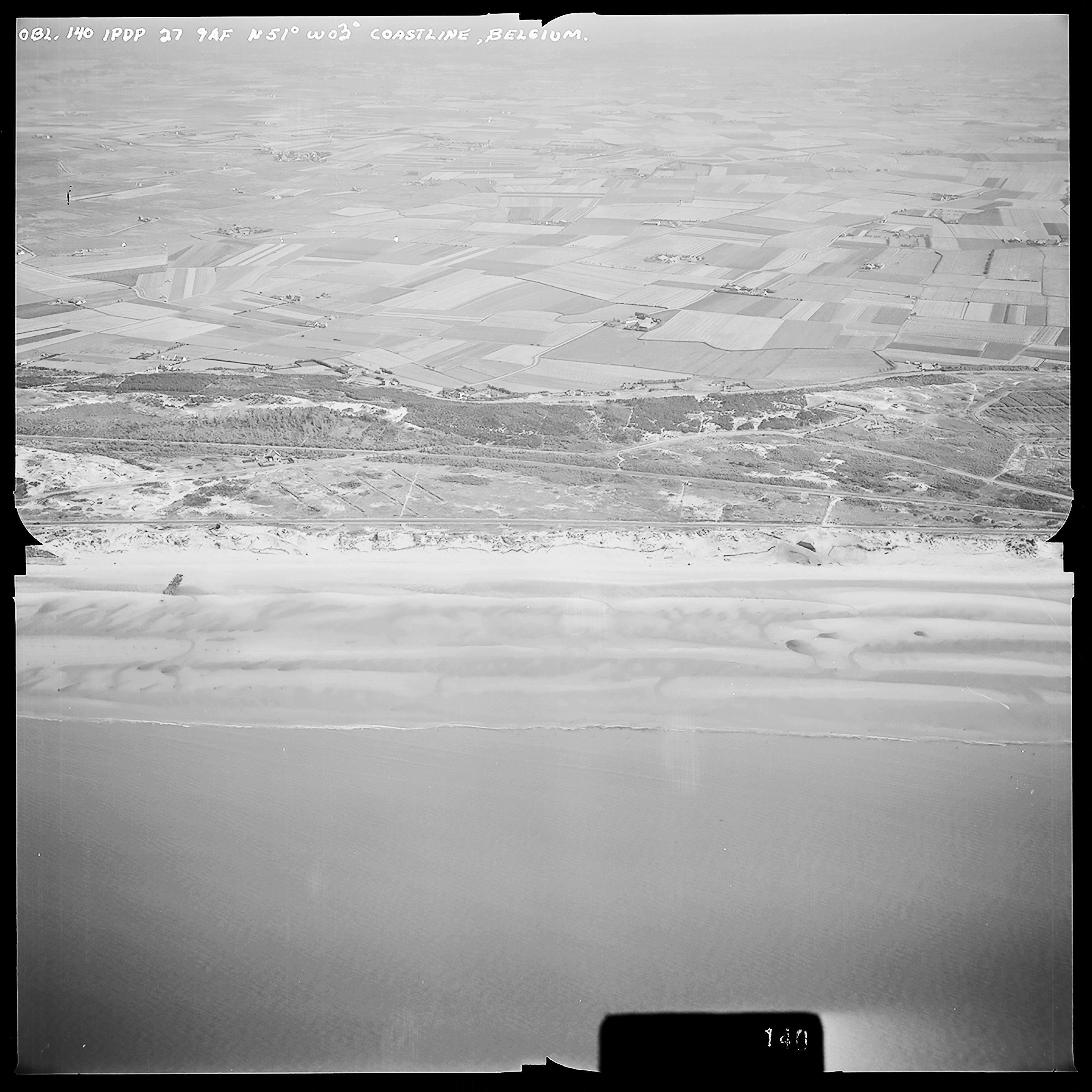 Atlantikwall Tweede Wereldoorlog in Nederland en België en Frankrijk - Luchtfoto's en historische luchtopnames - 1945 oorlog foto's en beelden