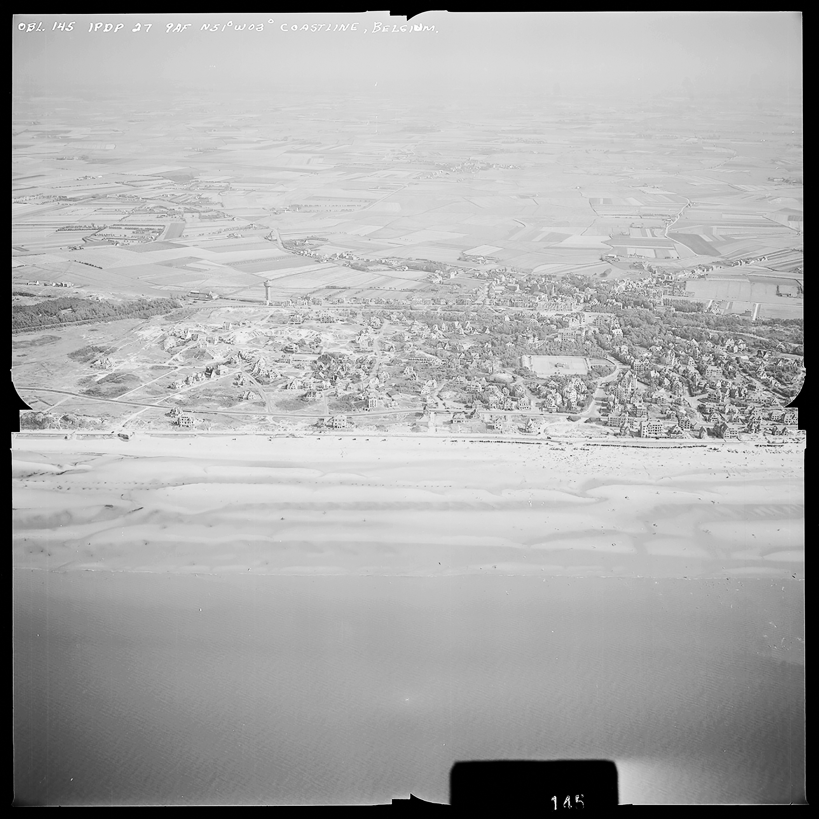 Atlantikwall Tweede Wereldoorlog in Nederland en België en Frankrijk - Luchtfoto's en historische luchtopnames - 1945 oorlog foto's en beelden