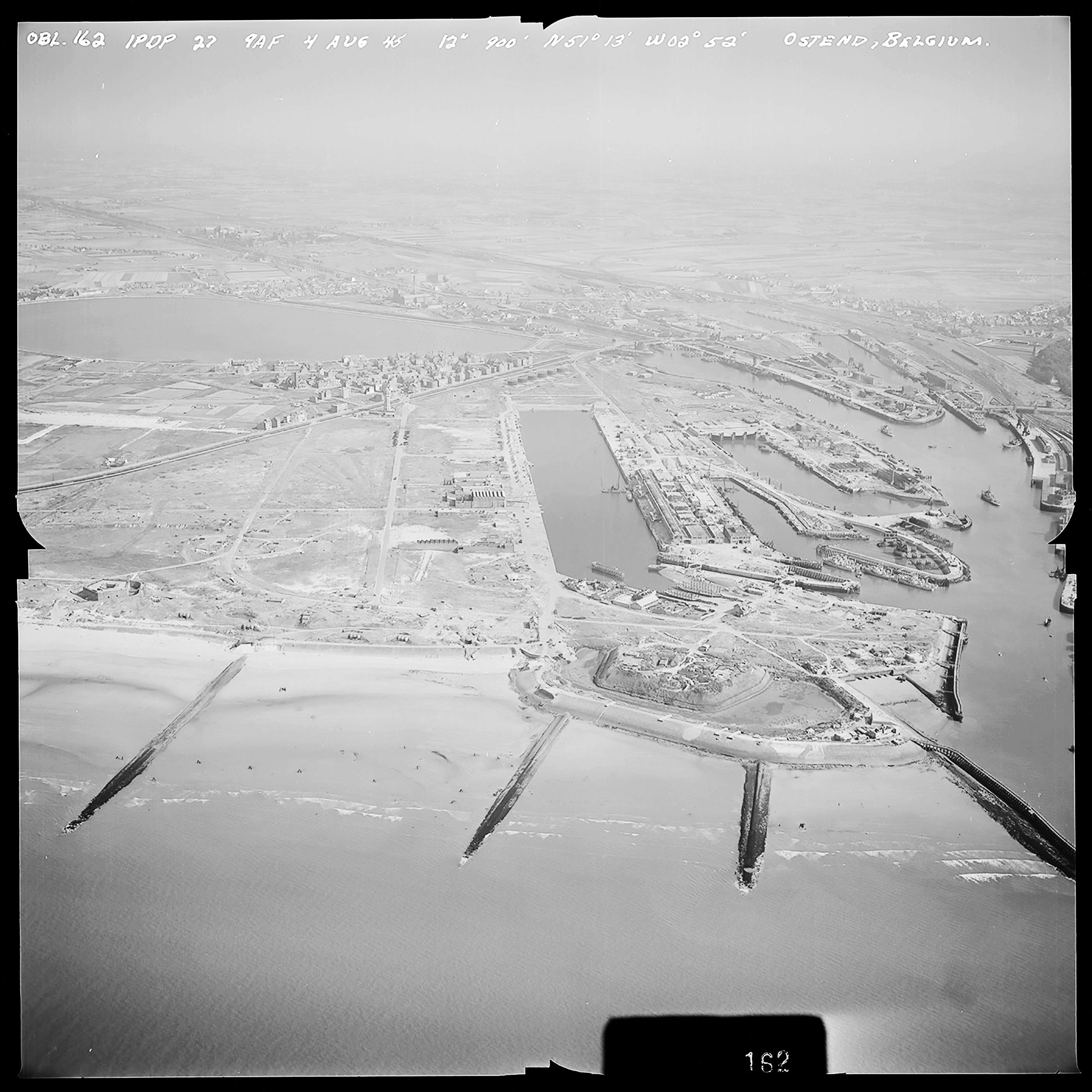 Atlantikwall Tweede Wereldoorlog in Nederland en België en Frankrijk - Luchtfoto's en historische luchtopnames - 1945 oorlog foto's en beelden