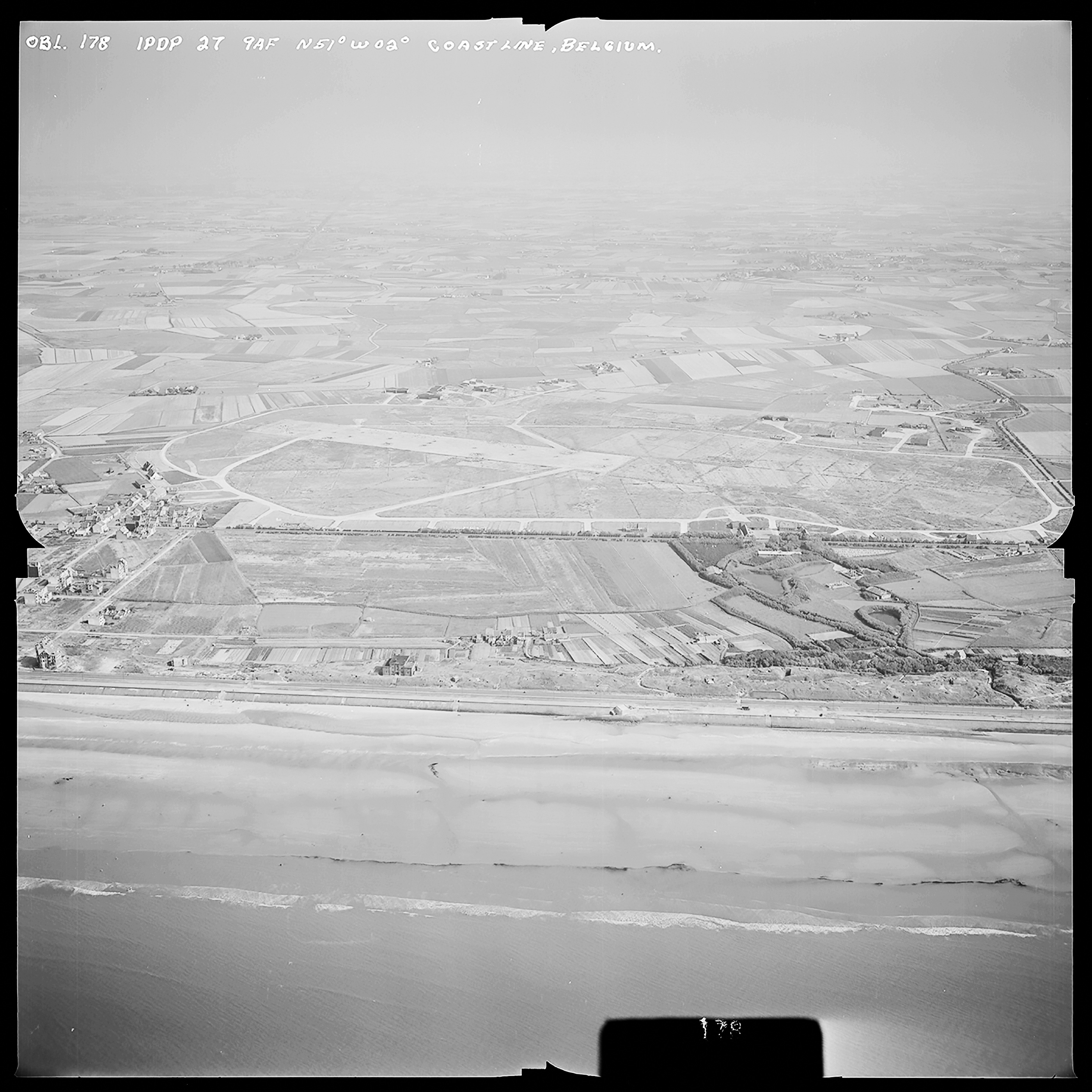 Atlantikwall Tweede Wereldoorlog in Nederland en België en Frankrijk - Luchtfoto's en historische luchtopnames - 1945 oorlog foto's en beelden